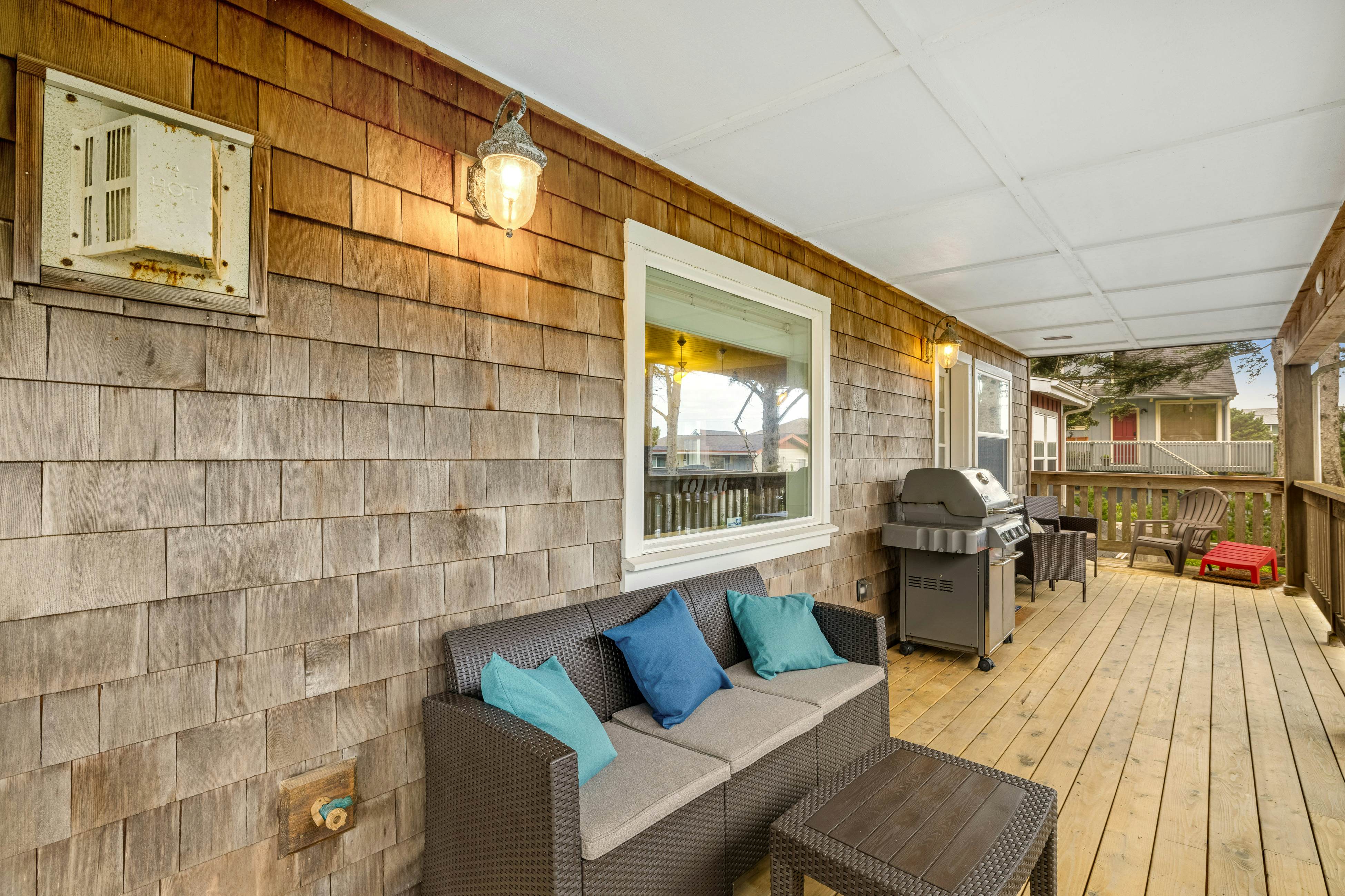 Family Home with Game Room WiFi Fireplace Private Hot Tub Walk to Beach