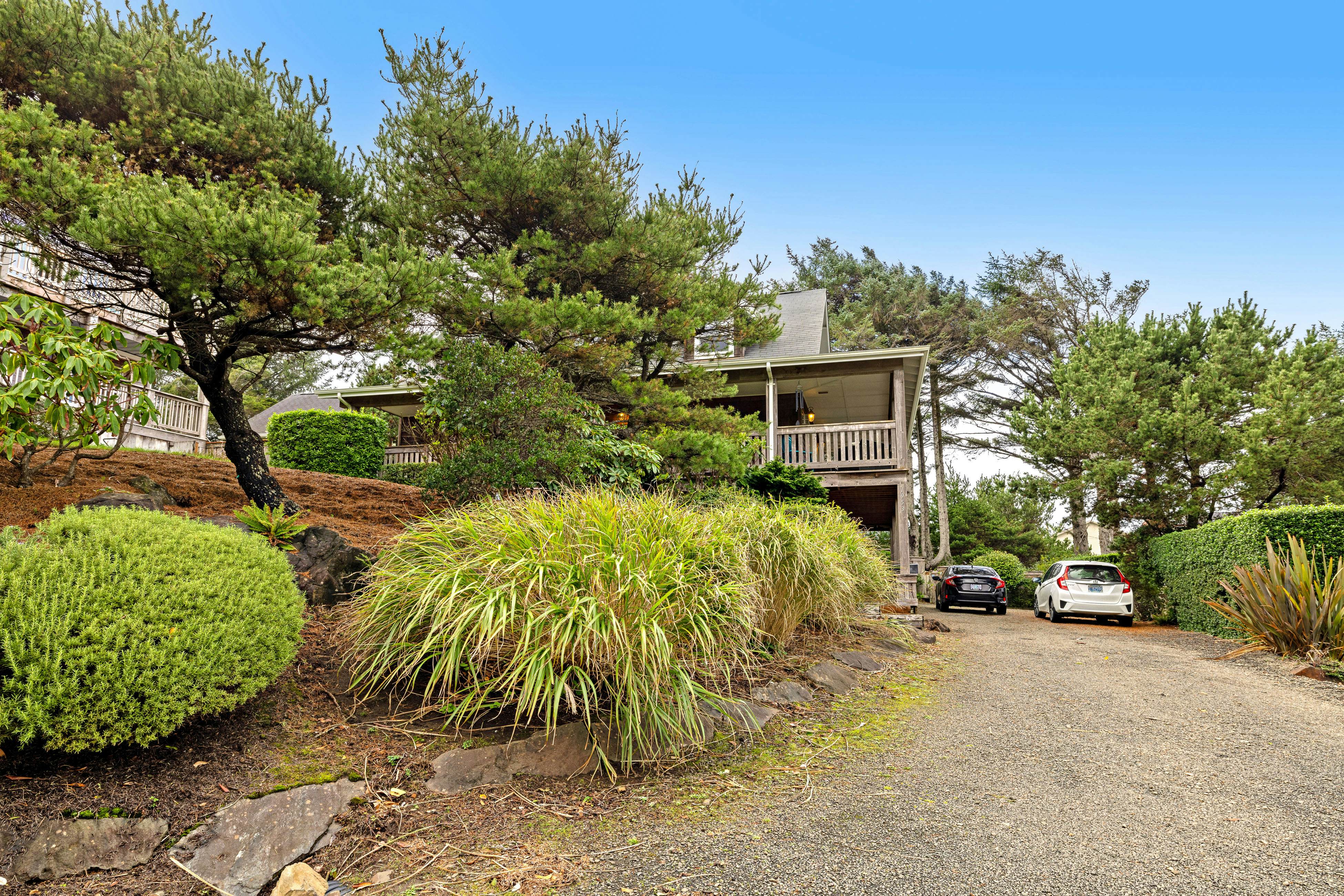 Family Home with Game Room WiFi Fireplace Private Hot Tub Walk to Beach