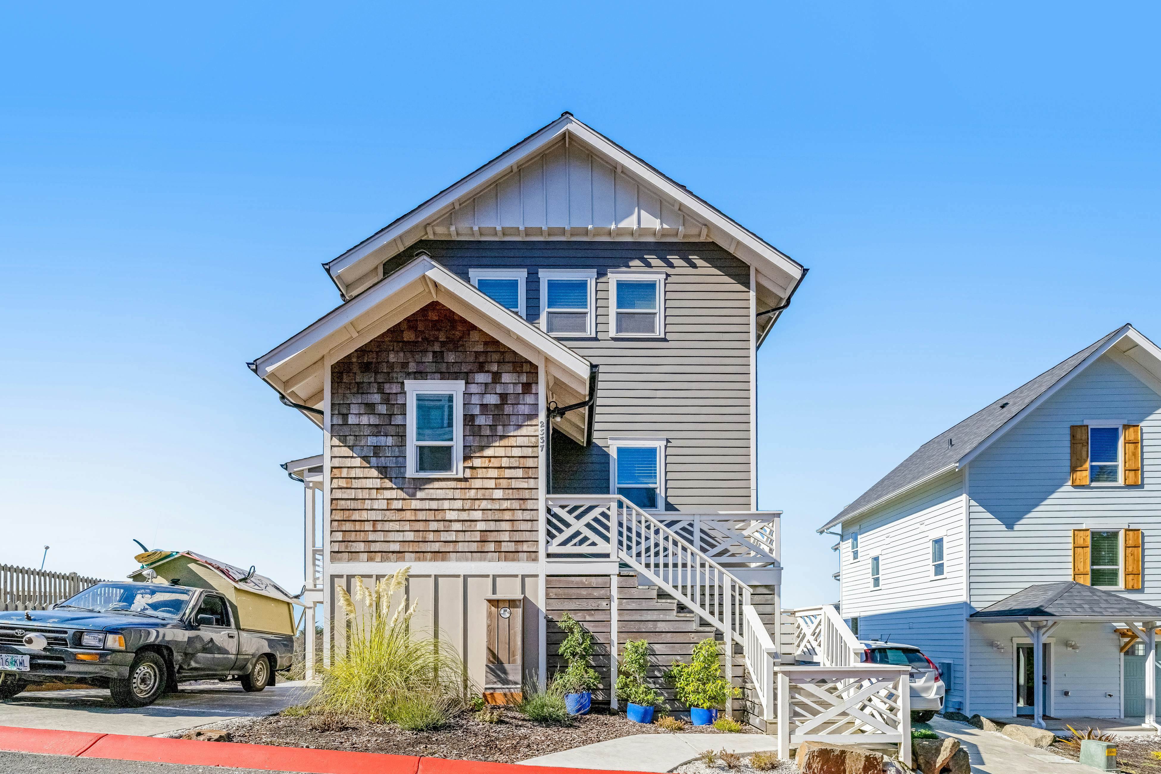 Coastal Oasis Near the Beach & Town W/ Private Hot Tub, Fast WiFi & Ocean Views