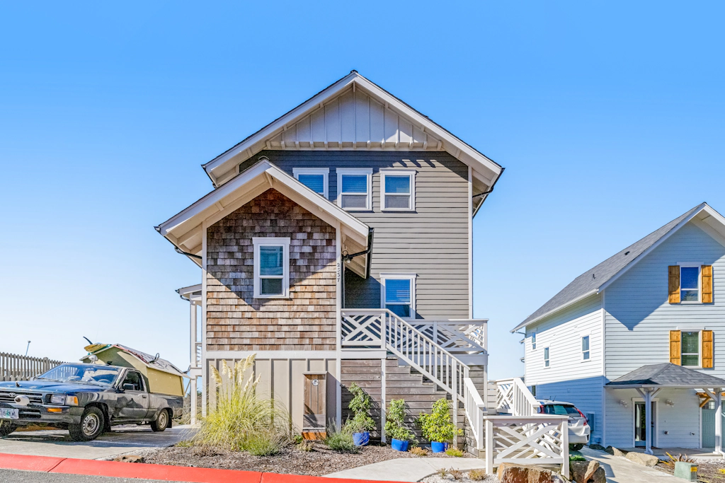 Coastal Oasis Near the Beach and Town with Private Hot Tub Fast WiFi and Ocean Views