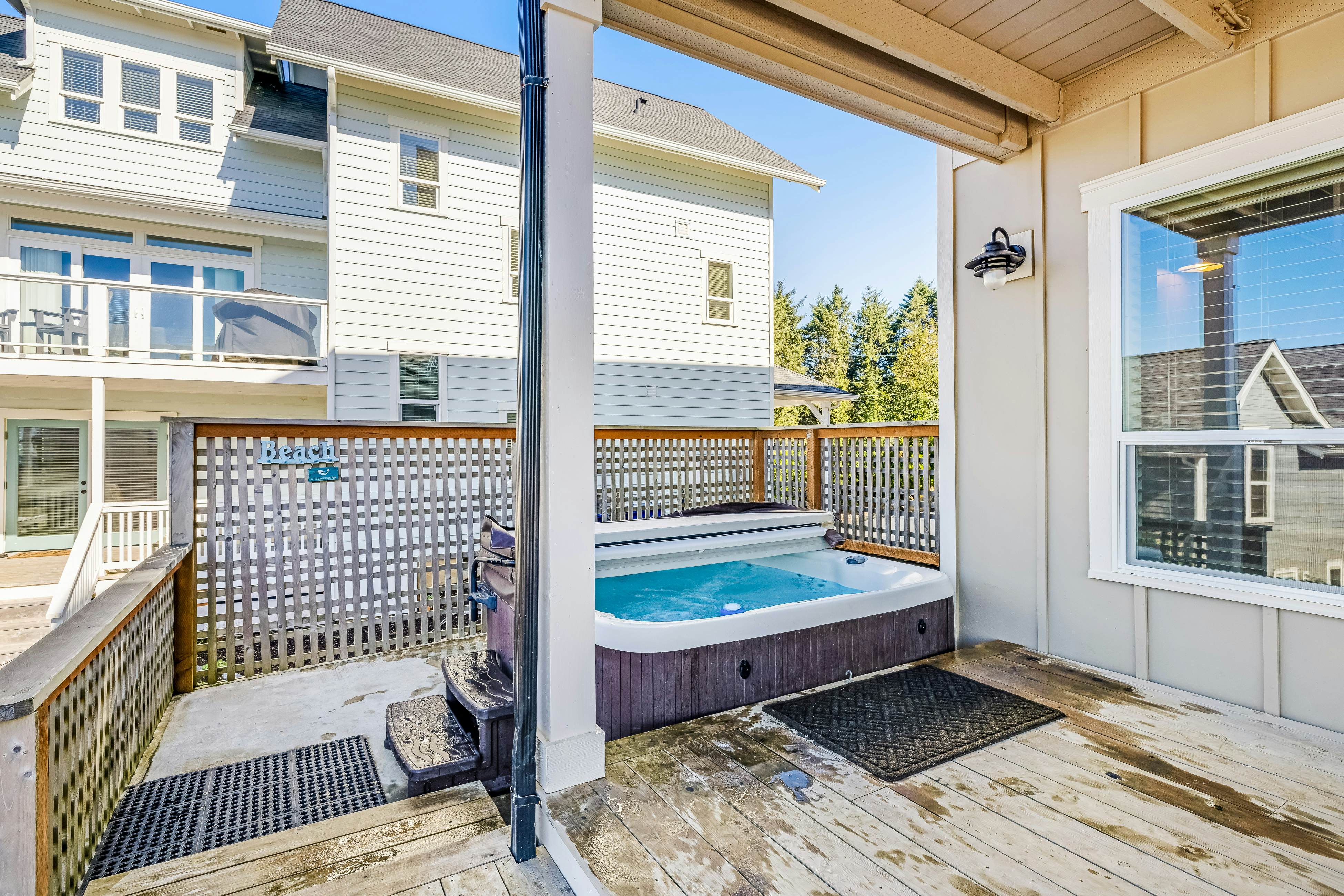 Coastal Oasis Near the Beach & Town W/ Private Hot Tub, Fast WiFi & Ocean Views