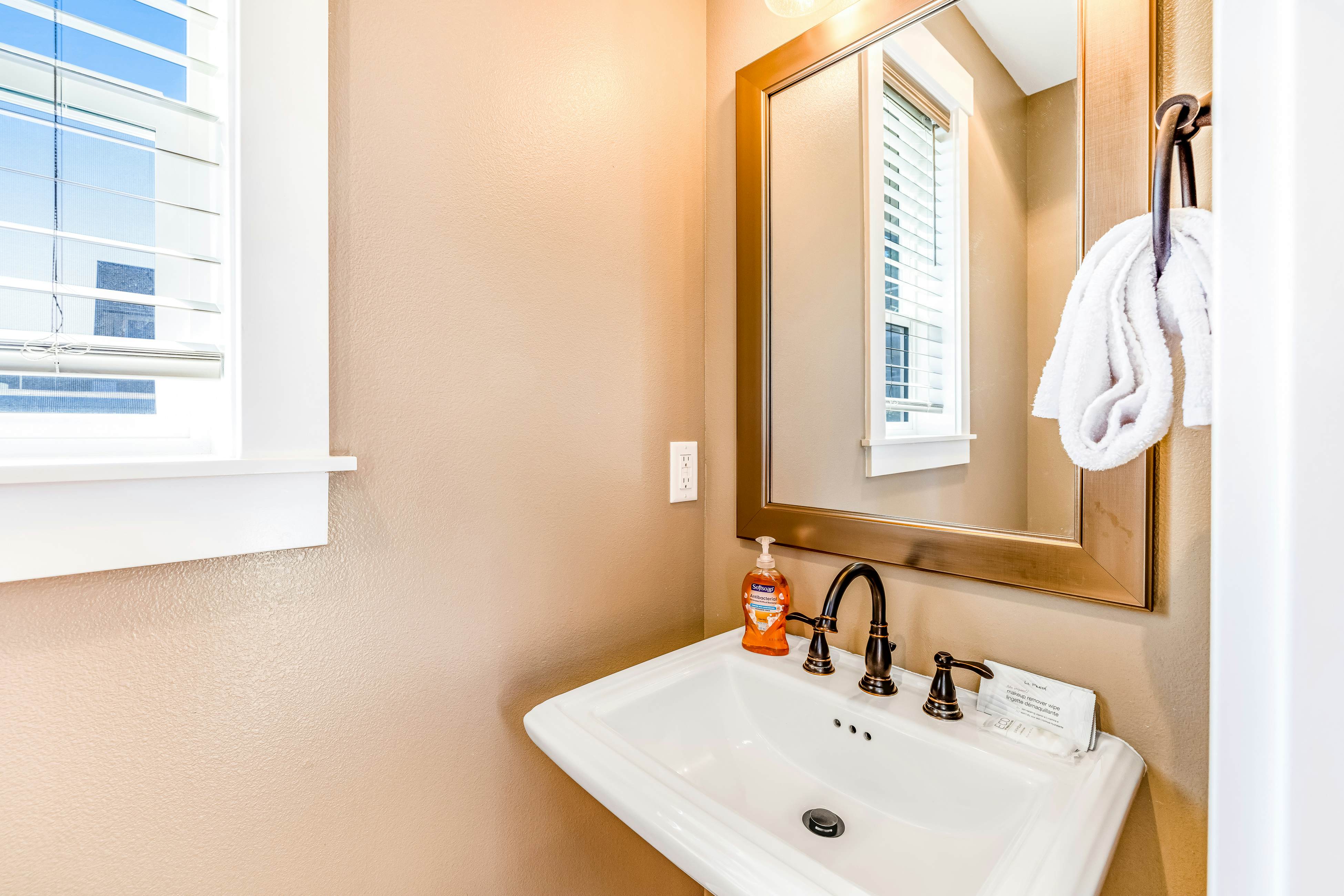 Coastal Oasis Near the Beach & Town W/ Private Hot Tub, Fast WiFi & Ocean Views