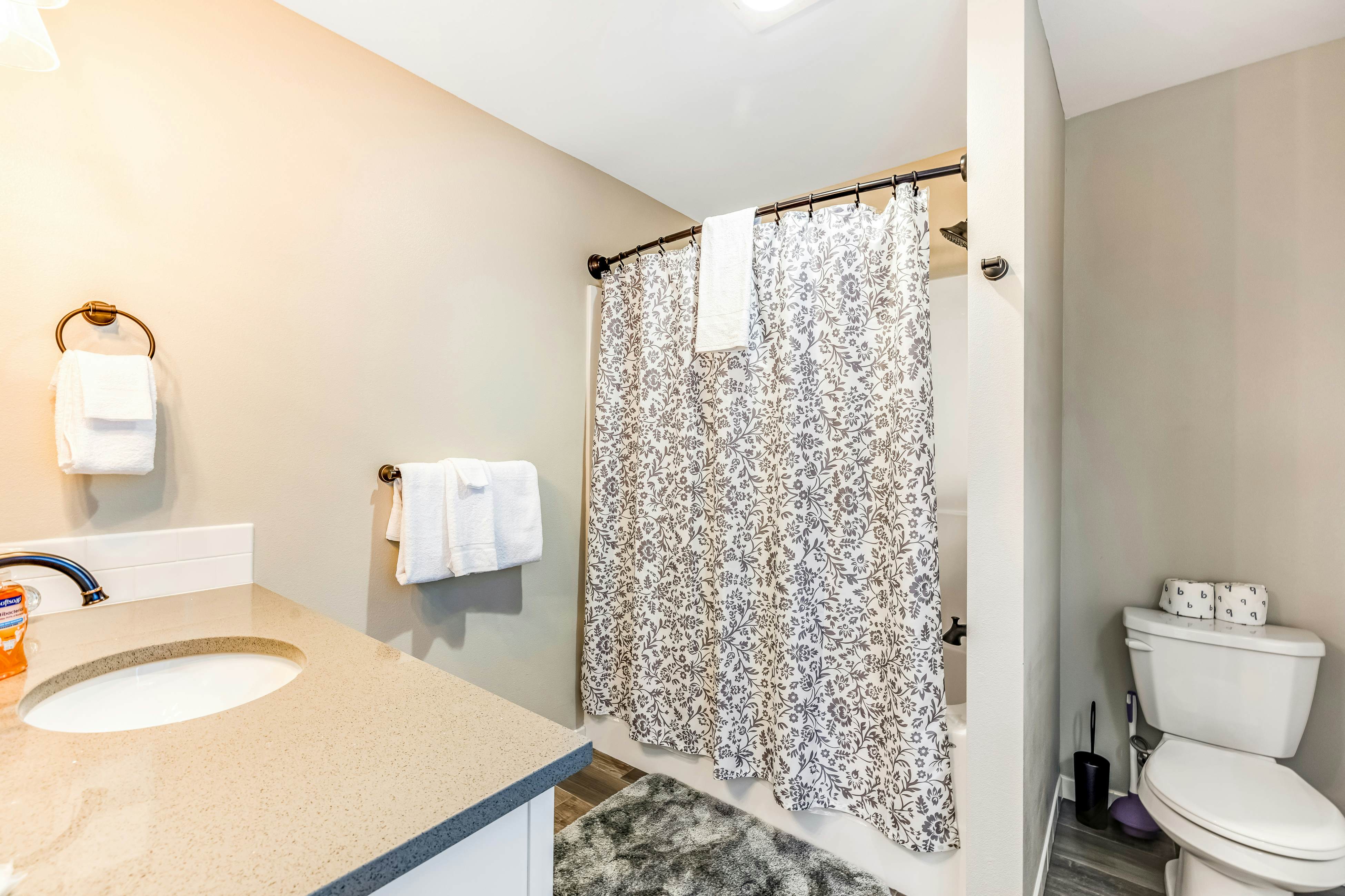 Coastal Oasis Near the Beach & Town W/ Private Hot Tub, Fast WiFi & Ocean Views