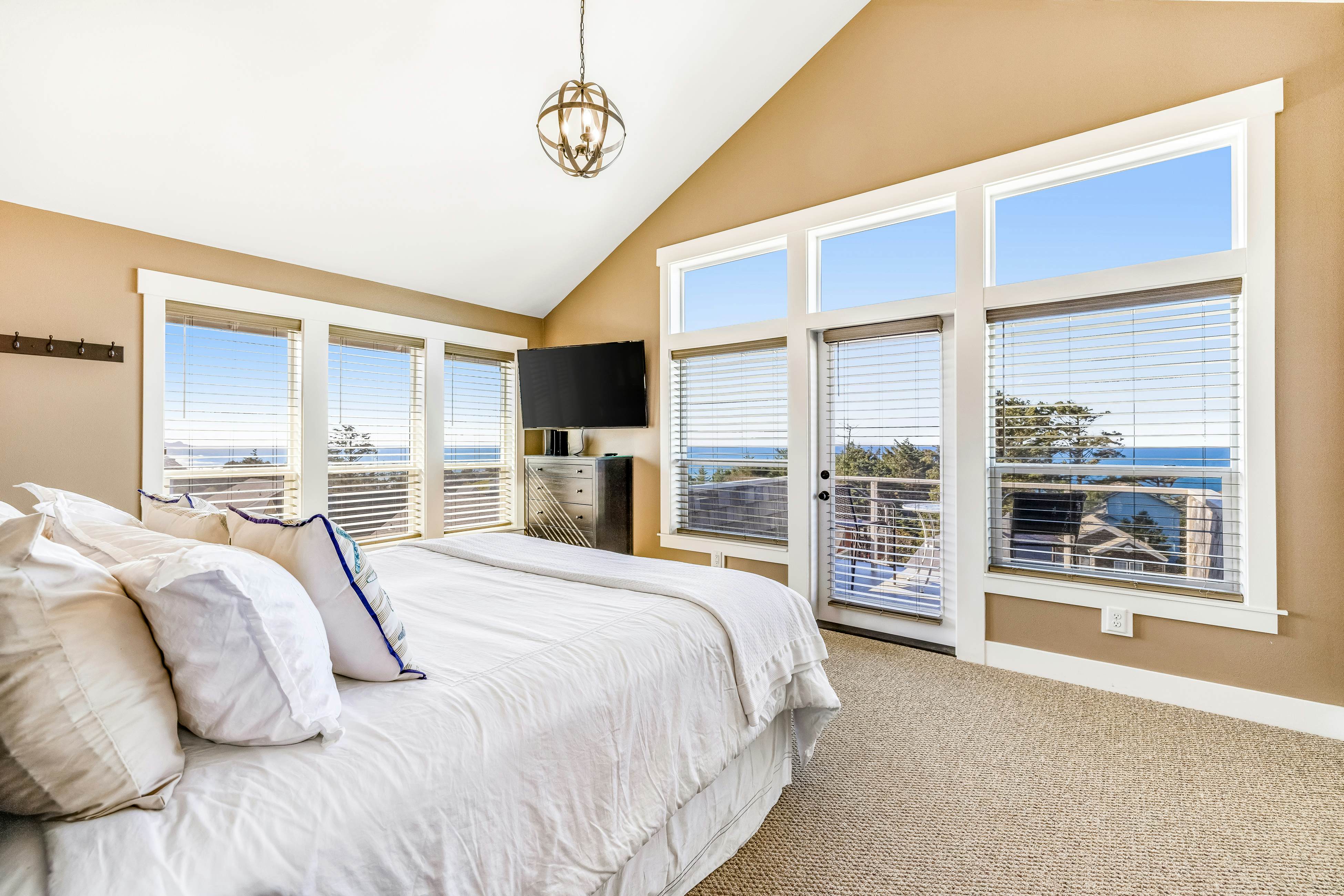 Coastal Oasis Near the Beach & Town W/ Private Hot Tub, Fast WiFi & Ocean Views