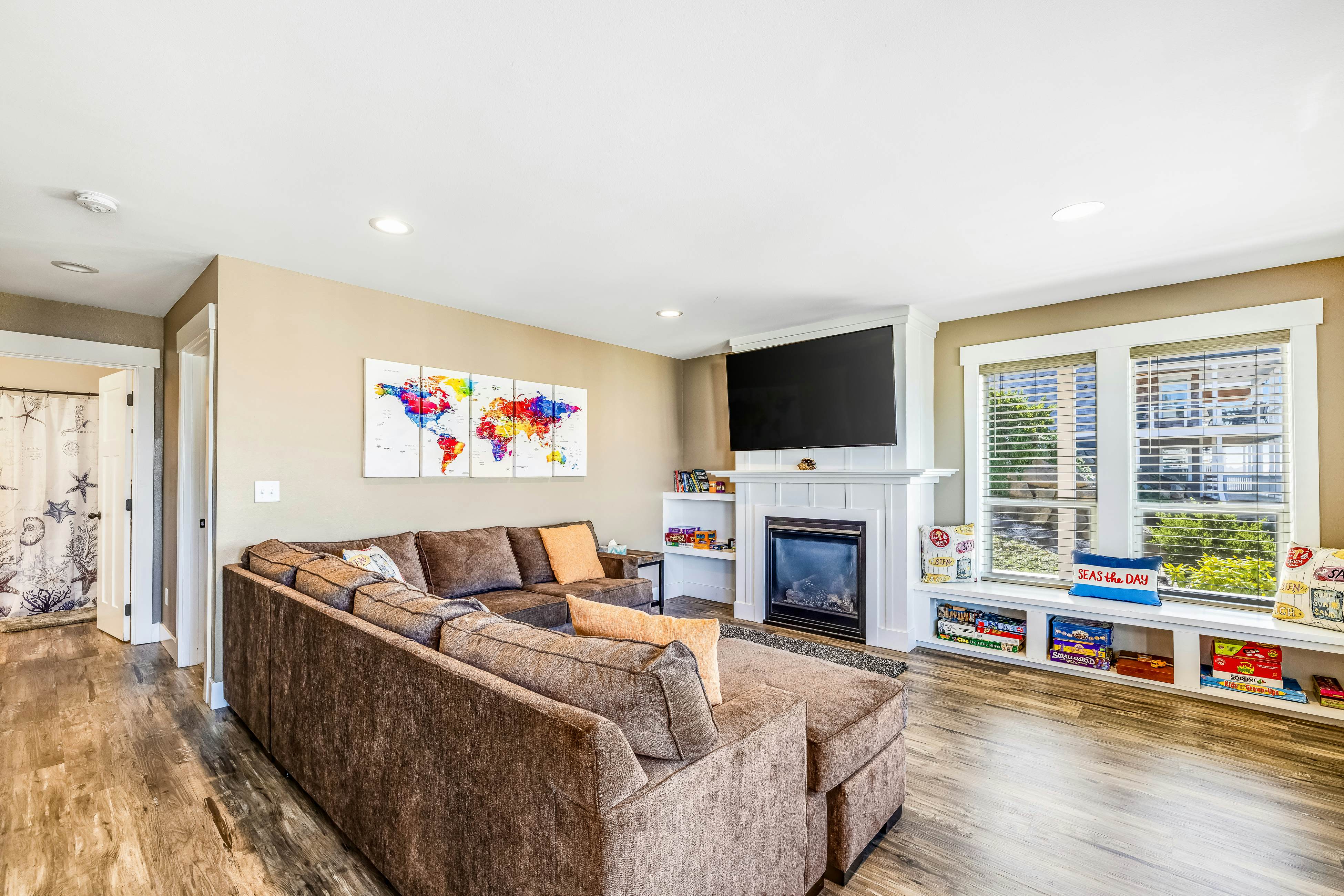 Coastal Oasis Near the Beach & Town W/ Private Hot Tub, Fast WiFi & Ocean Views