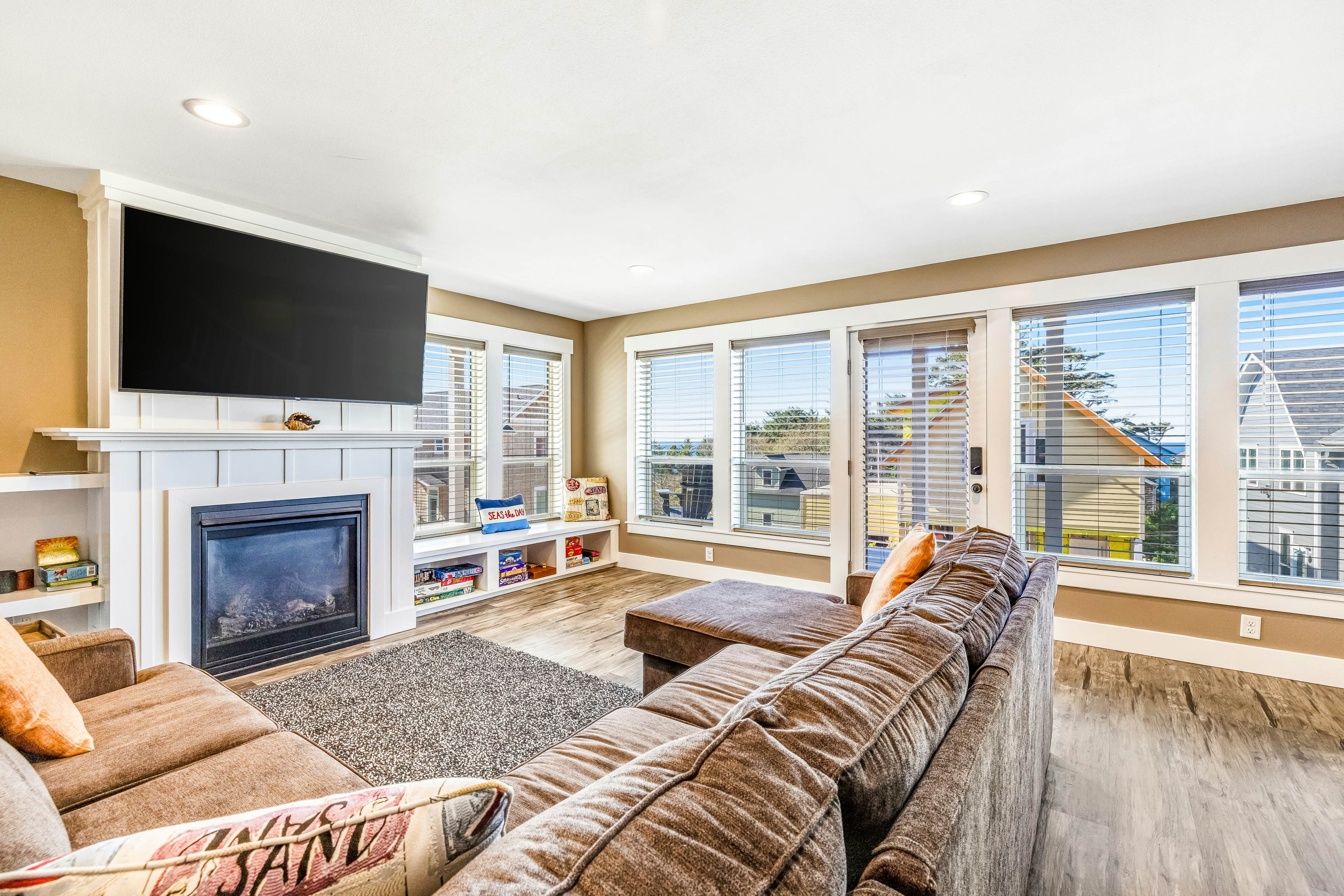 Coastal Oasis Near the Beach & Town W/ Private Hot Tub, Fast WiFi & Ocean Views