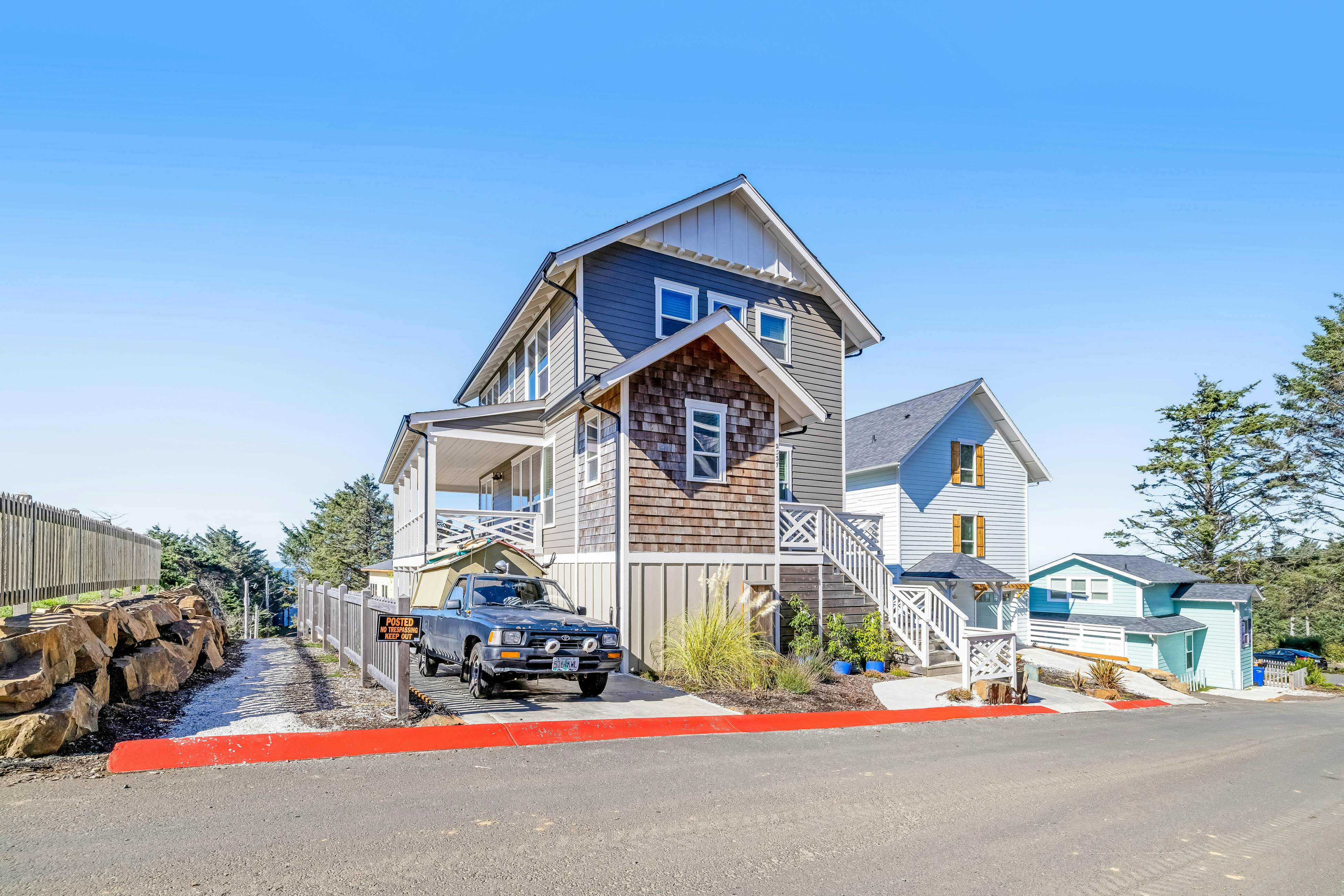 Coastal Oasis Near the Beach & Town W/ Private Hot Tub, Fast WiFi & Ocean Views