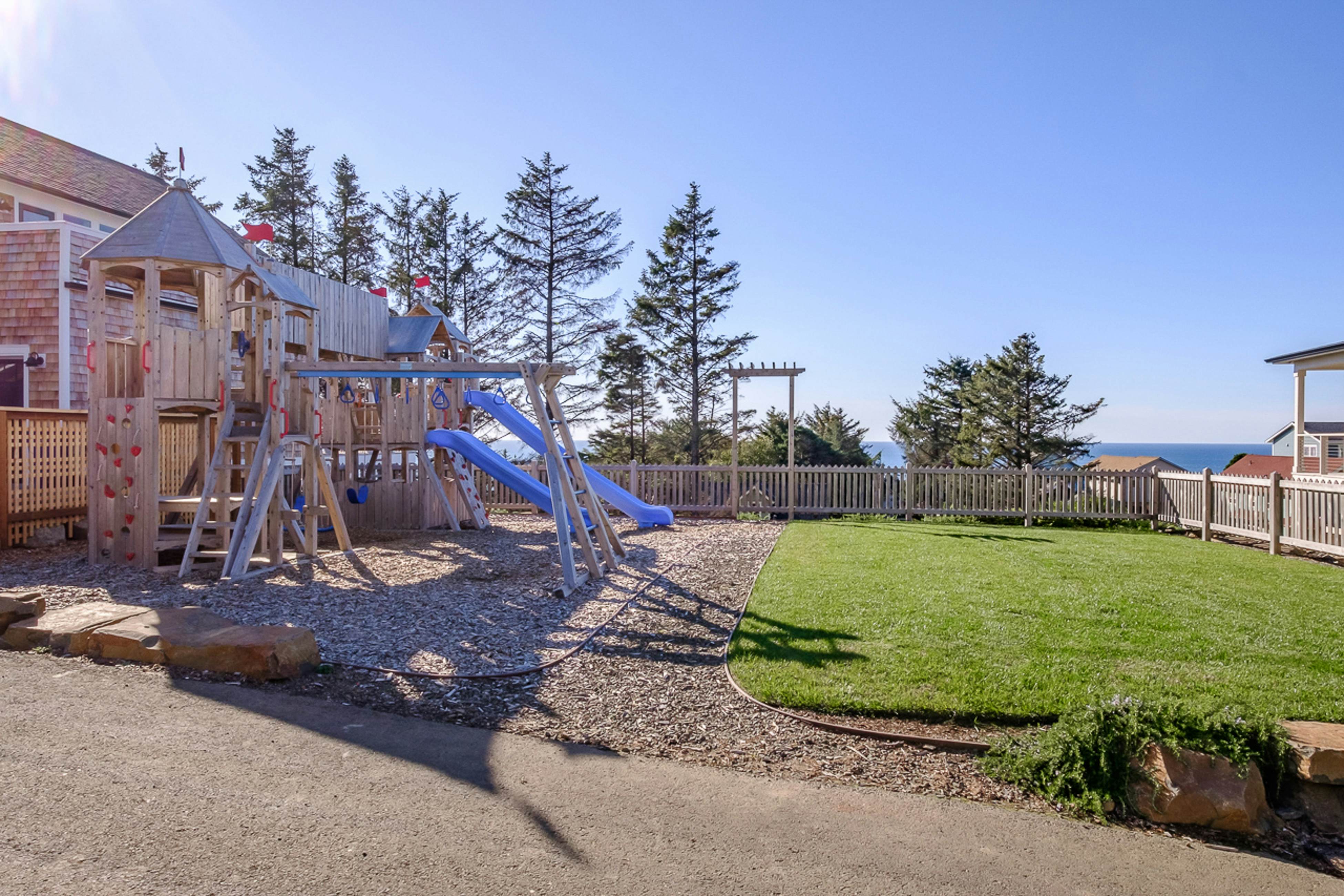 Coastal Oasis Near the Beach & Town W/ Private Hot Tub, Fast WiFi & Ocean Views