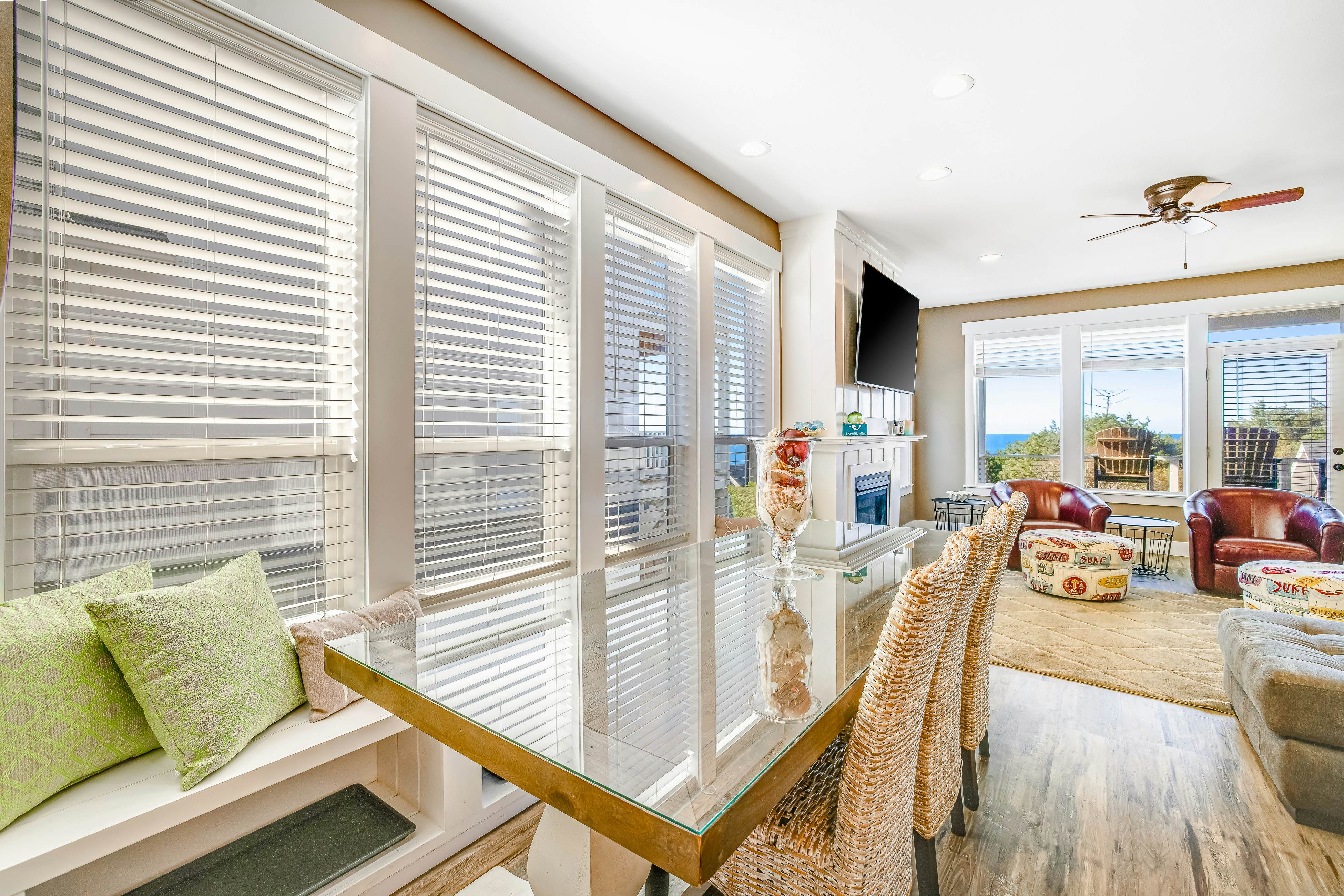 Gorgeous Ocean View Home w/ Private Hot Tub, Fast WiFi, Gas Fireplaces, and W/D