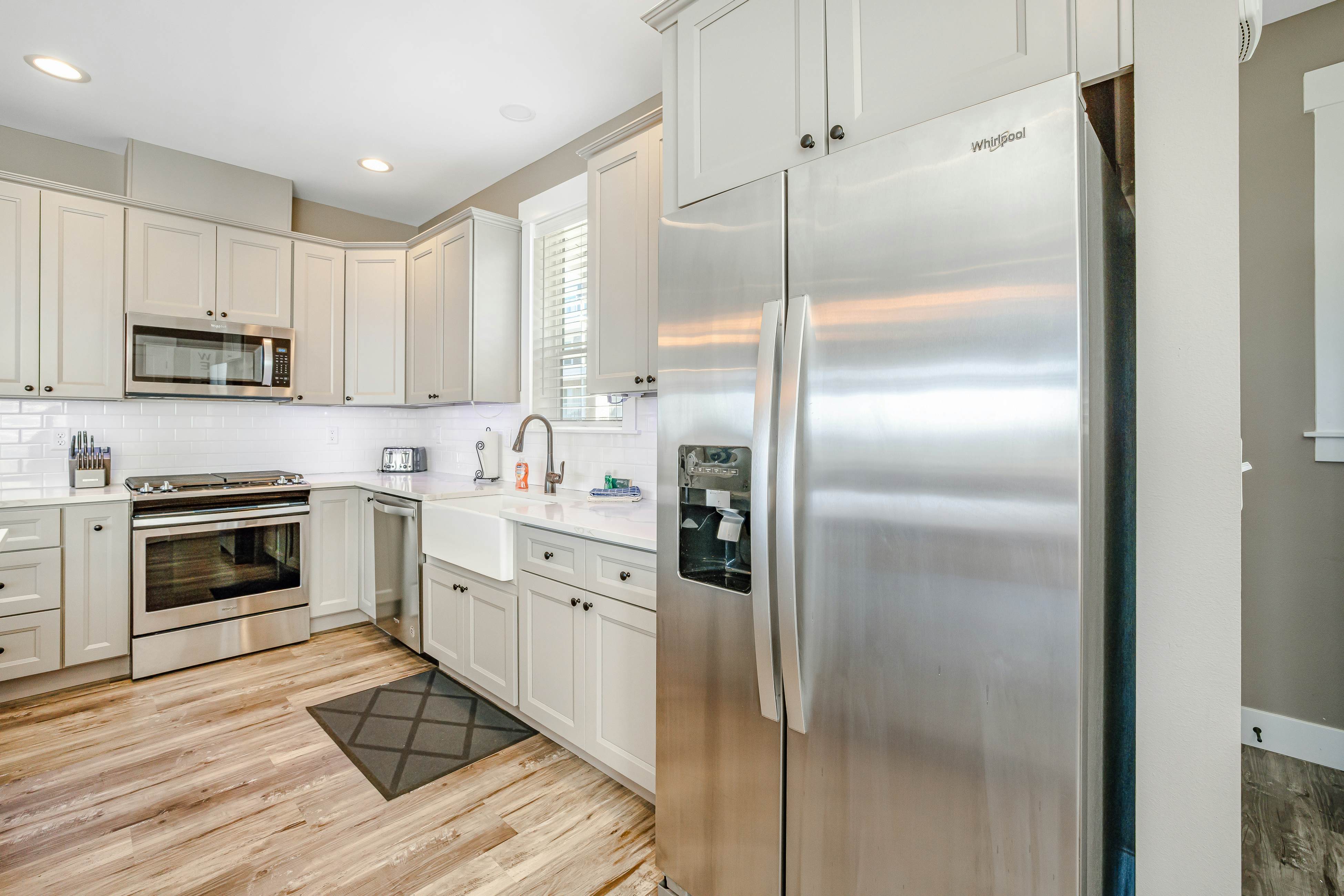 Gorgeous Ocean View Home w/ Private Hot Tub, Fast WiFi, Gas Fireplaces, and W/D