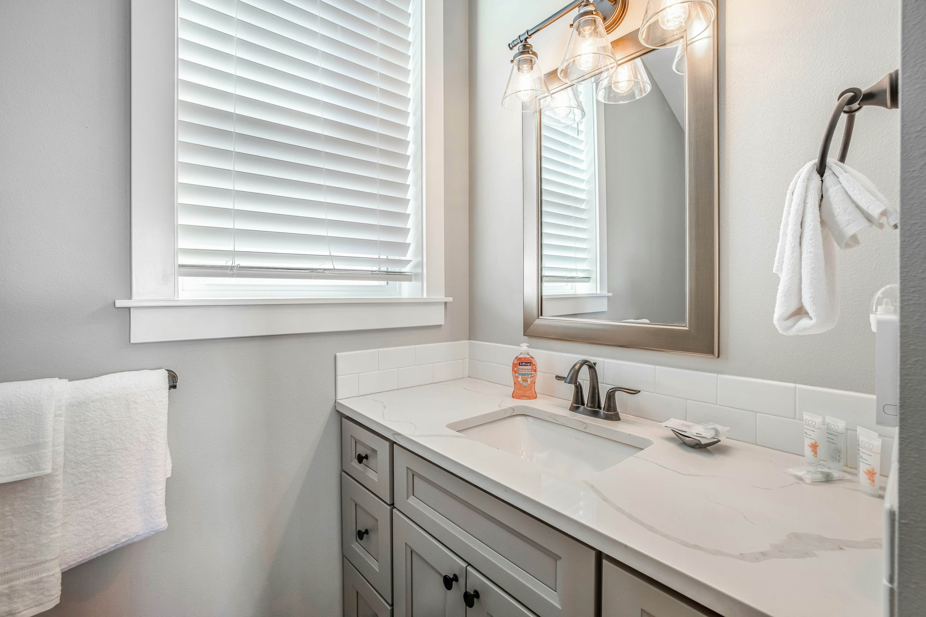 Gorgeous Ocean View Home w/ Private Hot Tub, Fast WiFi, Gas Fireplaces, and W/D