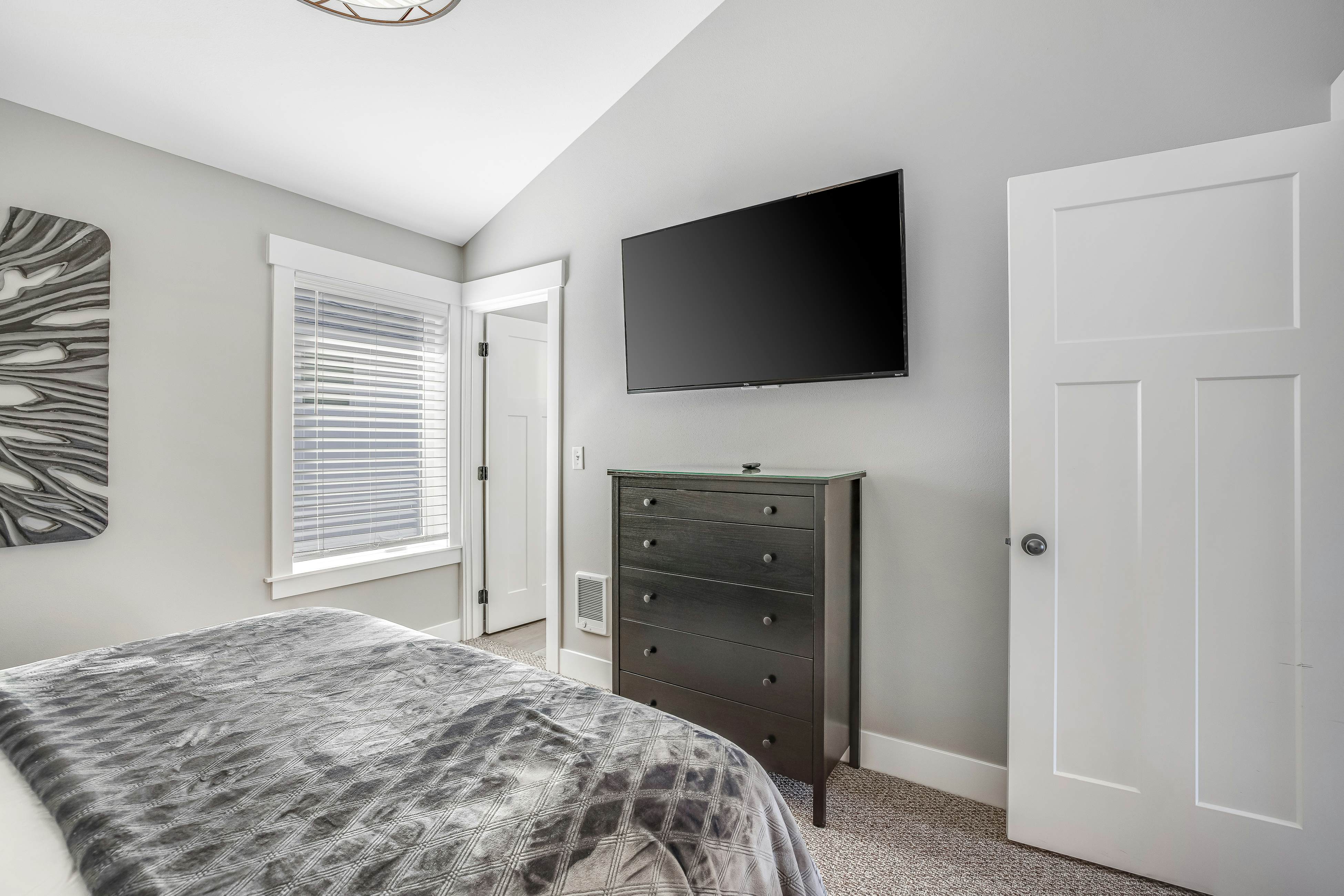 Gorgeous Ocean View Home w/ Private Hot Tub, Fast WiFi, Gas Fireplaces, and W/D