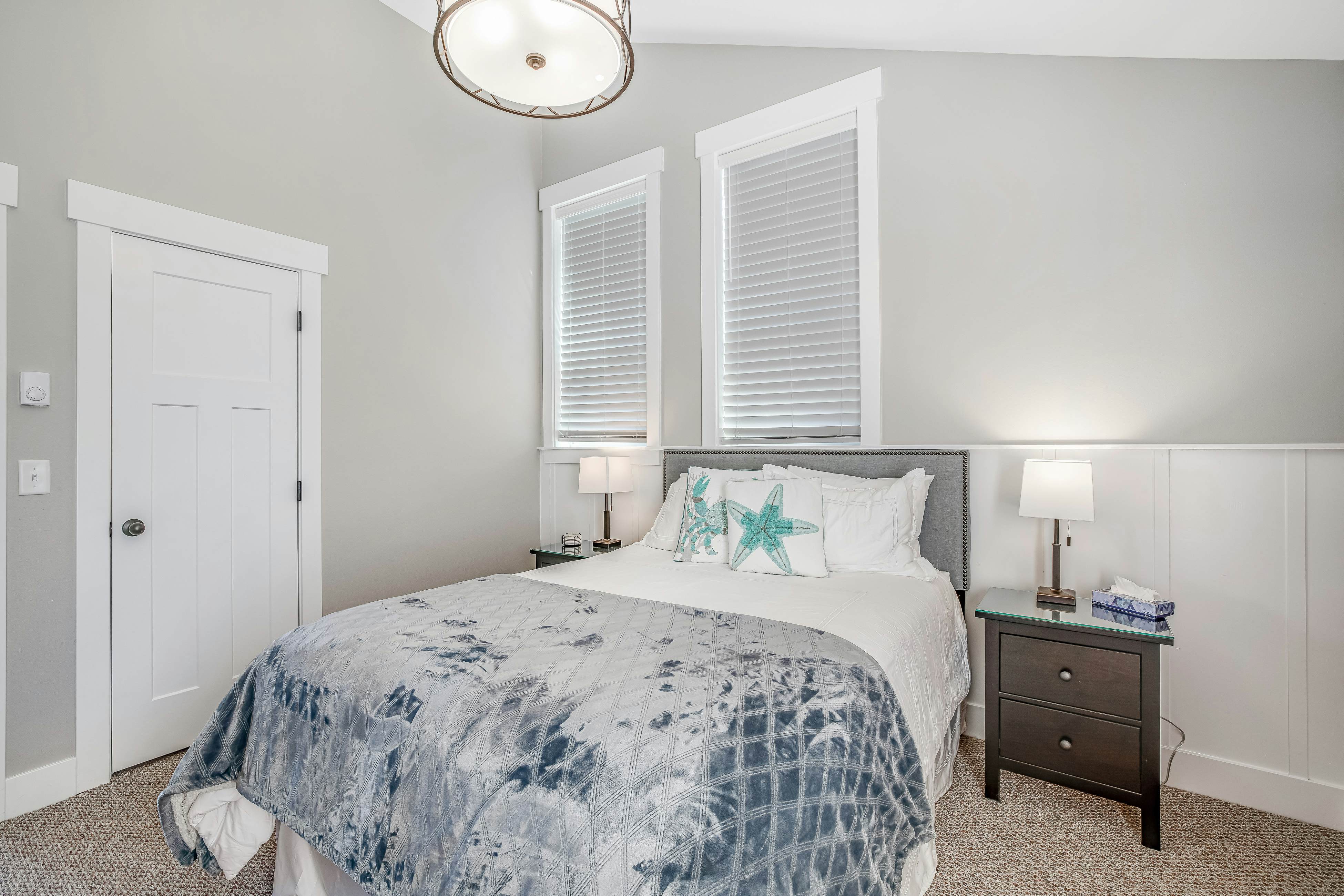 Gorgeous Ocean View Home w/ Private Hot Tub, Fast WiFi, Gas Fireplaces, and W/D