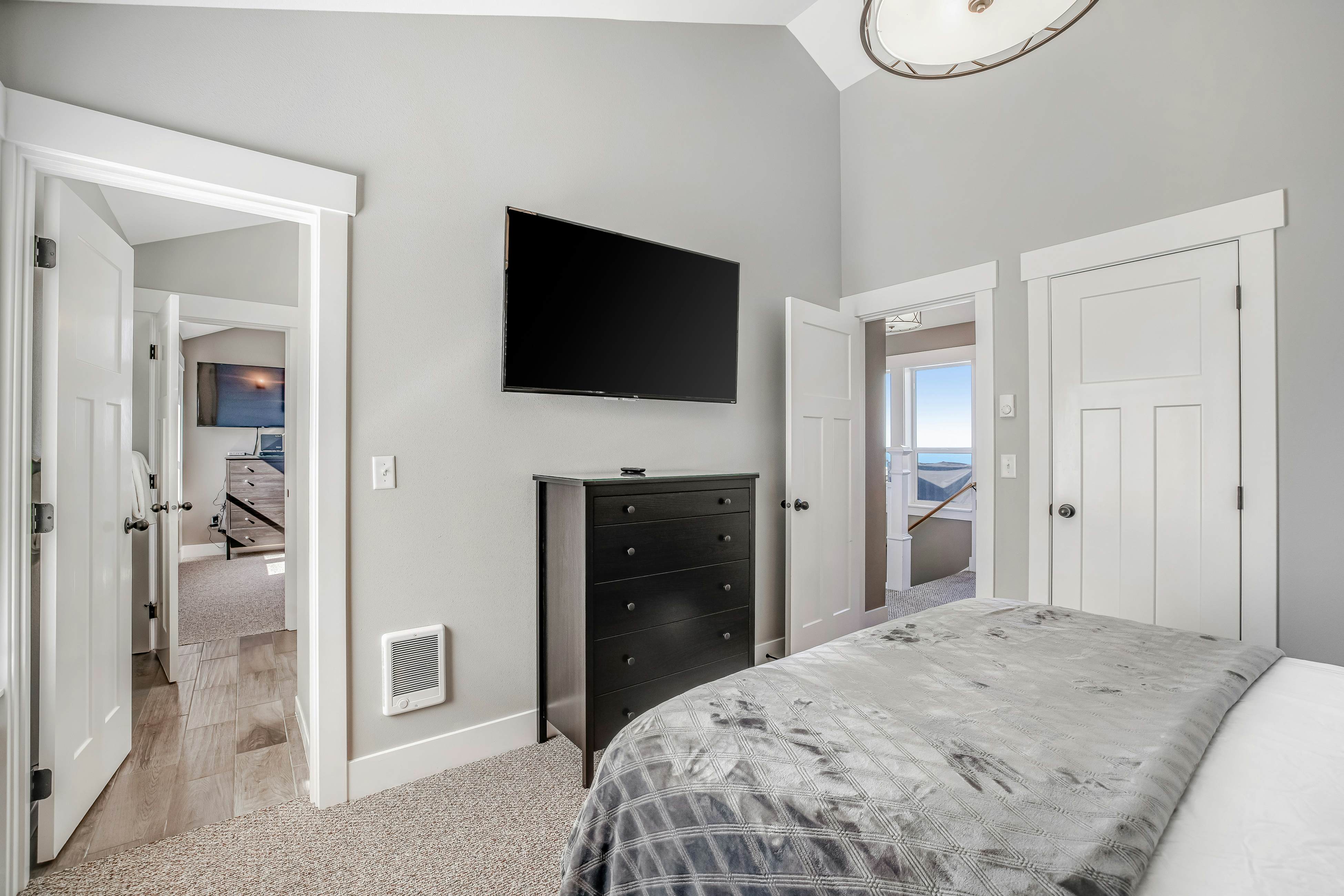 Gorgeous Ocean View Home w/ Private Hot Tub, Fast WiFi, Gas Fireplaces, and W/D