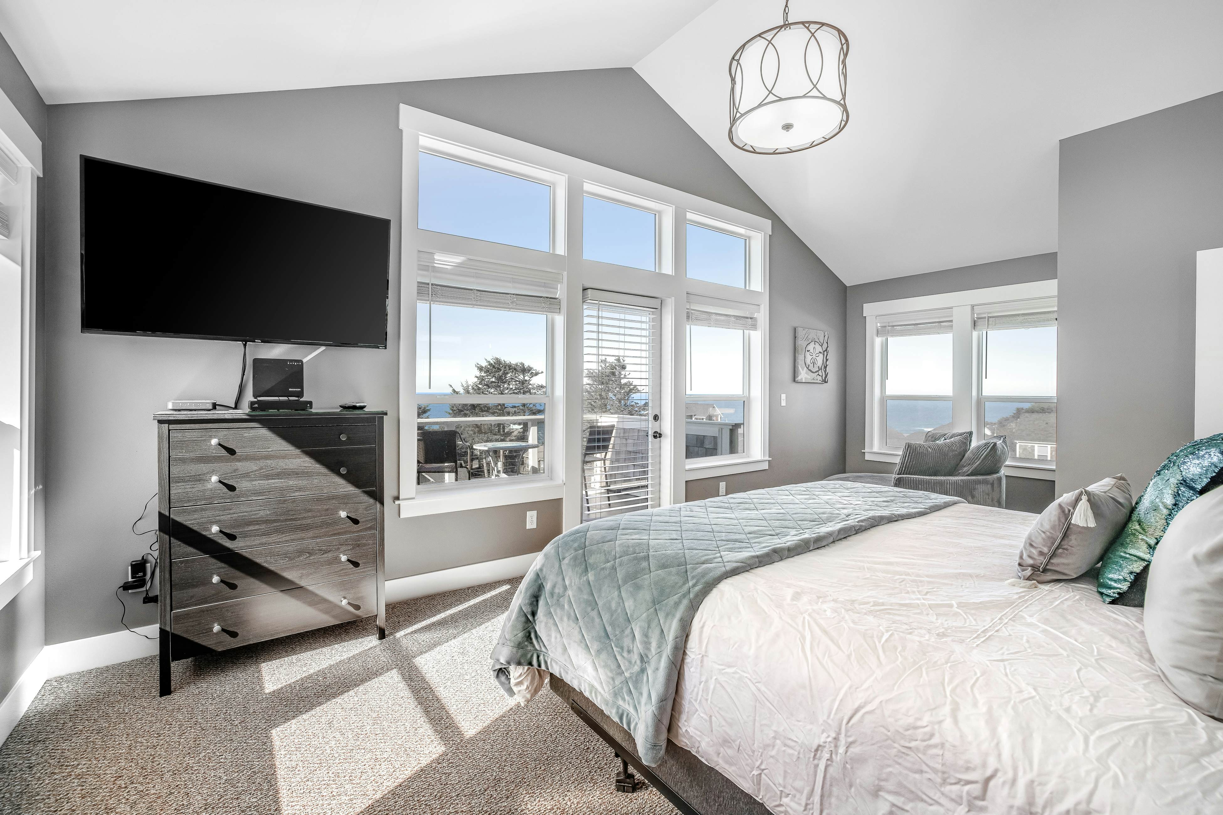 Gorgeous Ocean View Home w/ Private Hot Tub, Fast WiFi, Gas Fireplaces, and W/D