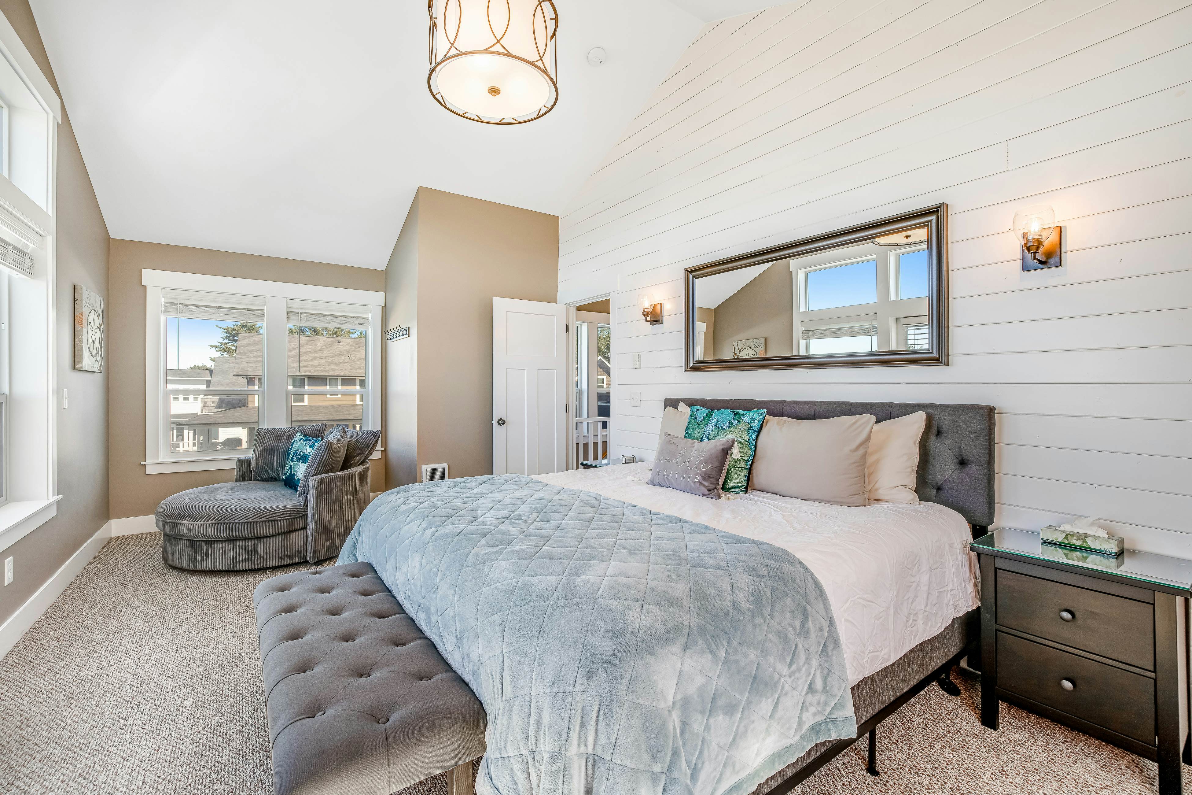 Gorgeous Ocean View Home w/ Private Hot Tub, Fast WiFi, Gas Fireplaces, and W/D