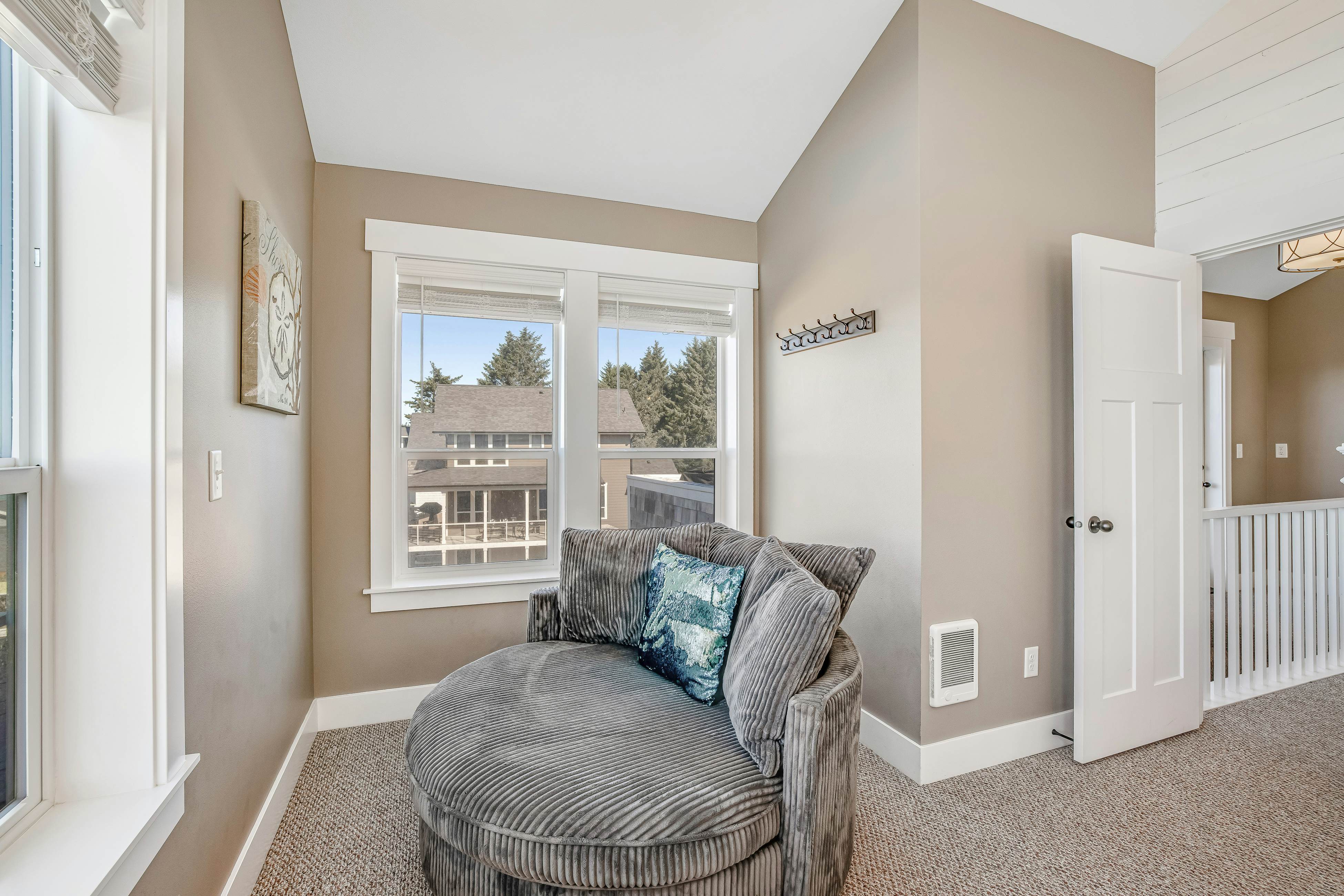 Gorgeous Ocean View Home w/ Private Hot Tub, Fast WiFi, Gas Fireplaces, and W/D