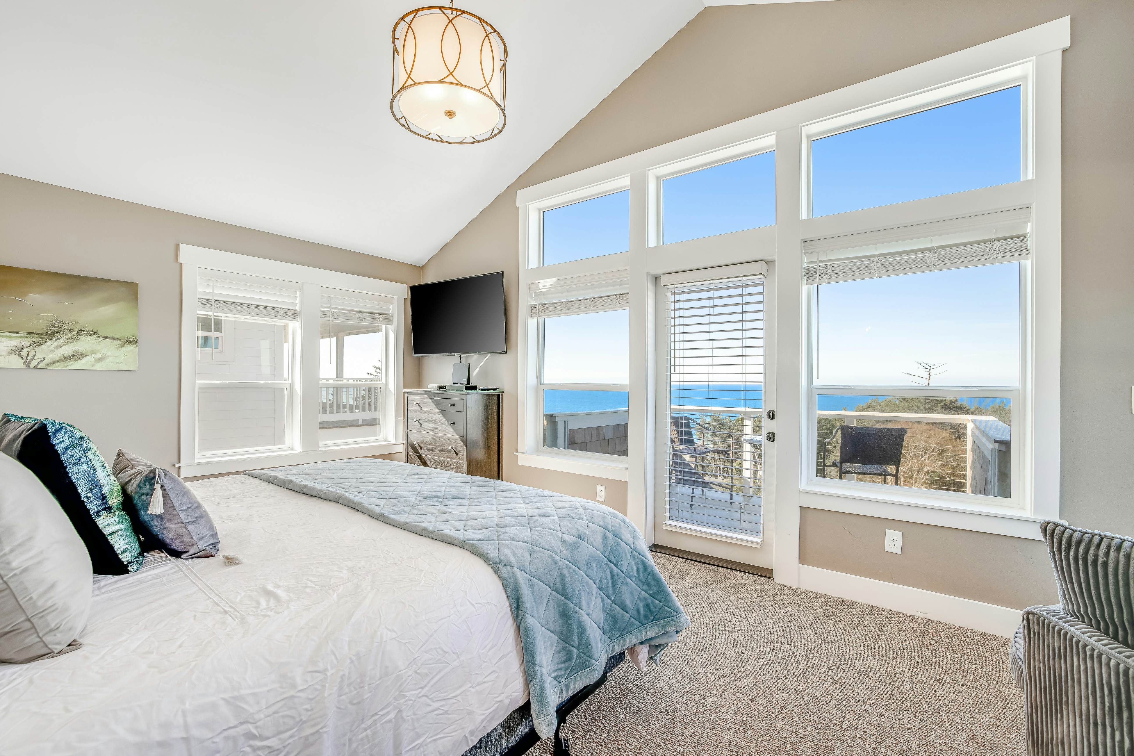 Gorgeous Ocean View Home w/ Private Hot Tub, Fast WiFi, Gas Fireplaces, and W/D