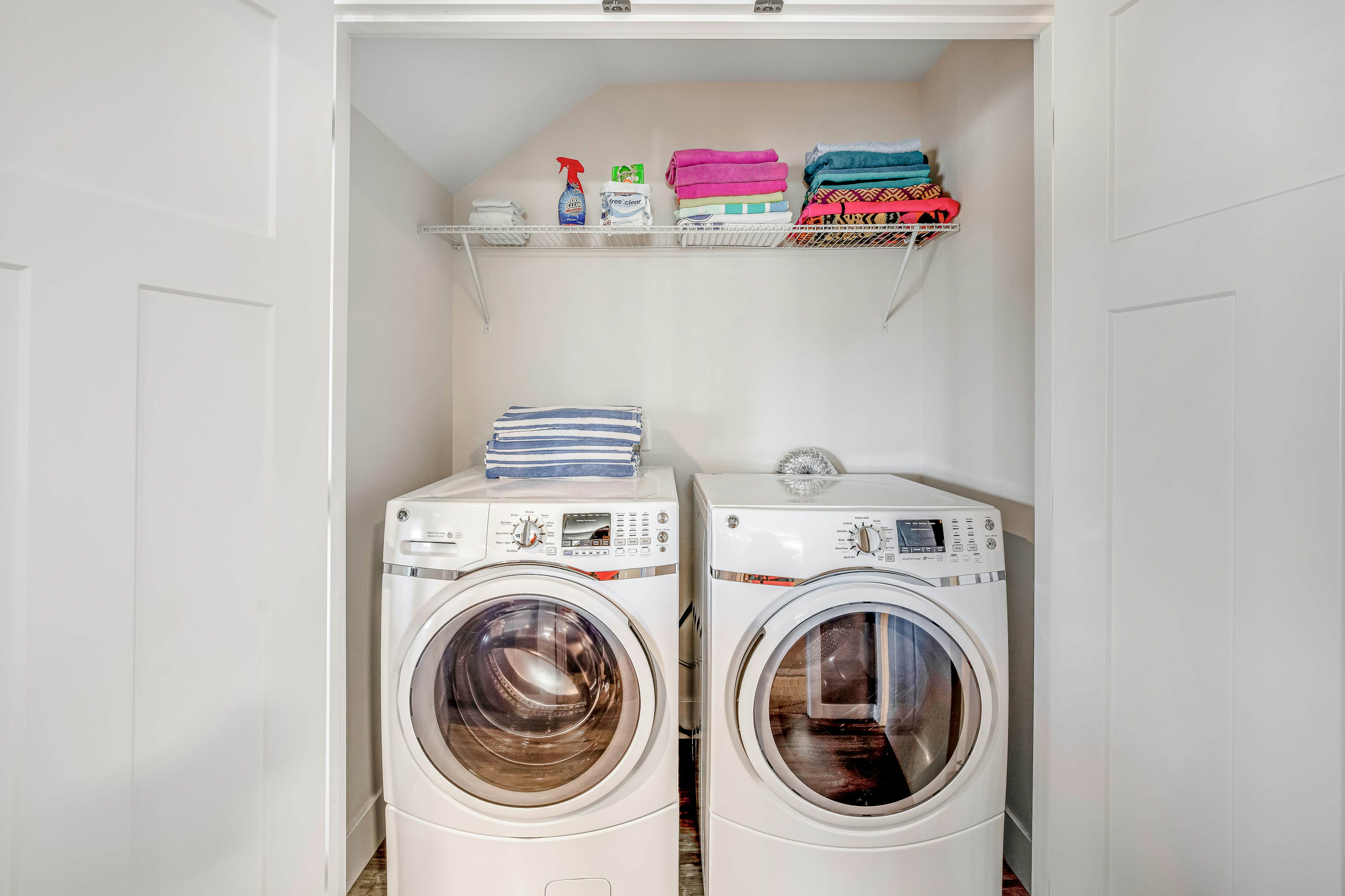 Gorgeous Ocean View Home w/ Private Hot Tub, Fast WiFi, Gas Fireplaces, and W/D