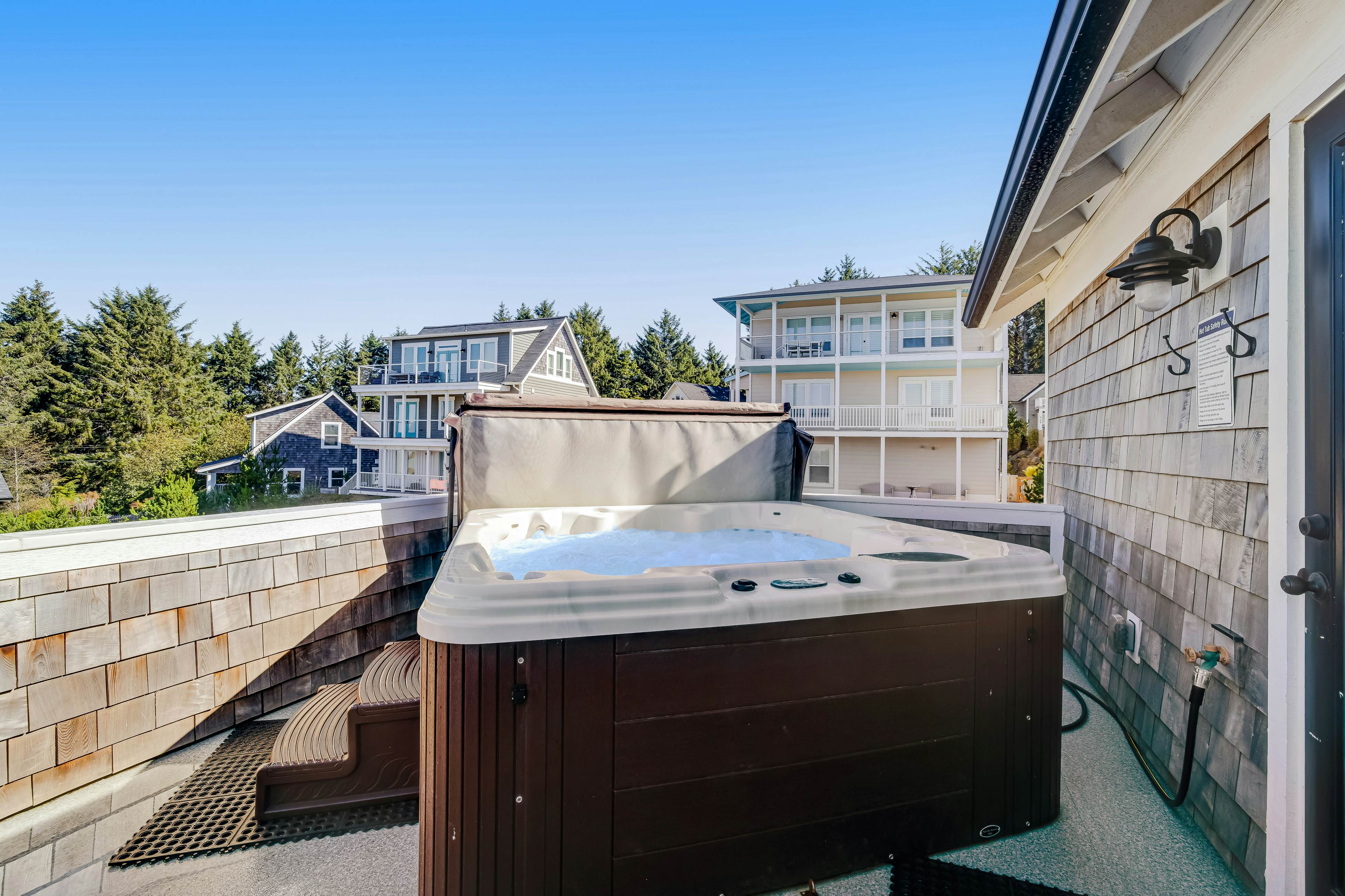 Gorgeous Ocean View Home w/ Private Hot Tub, Fast WiFi, Gas Fireplaces, and W/D