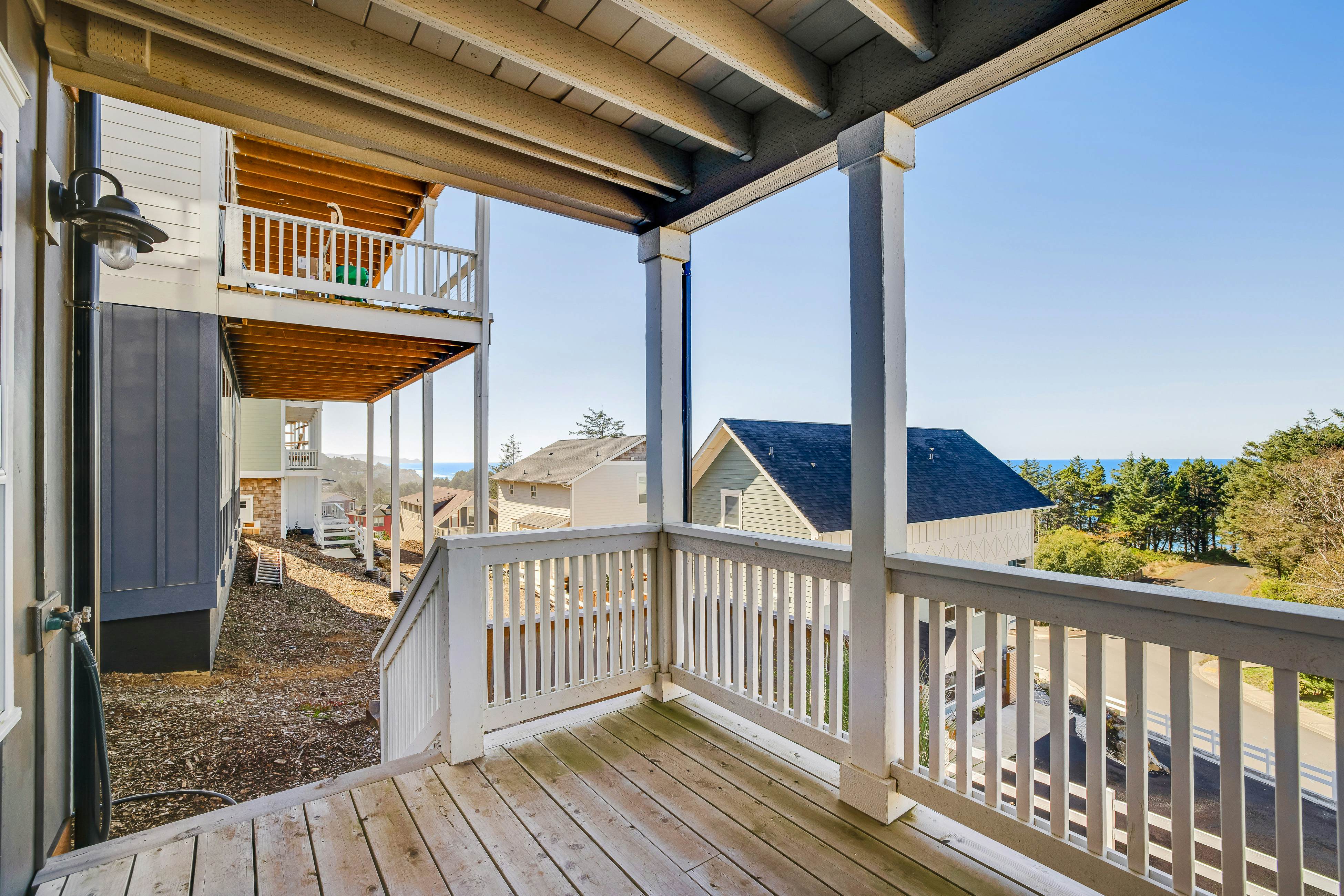 Gorgeous Ocean View Home w/ Private Hot Tub, Fast WiFi, Gas Fireplaces, and W/D