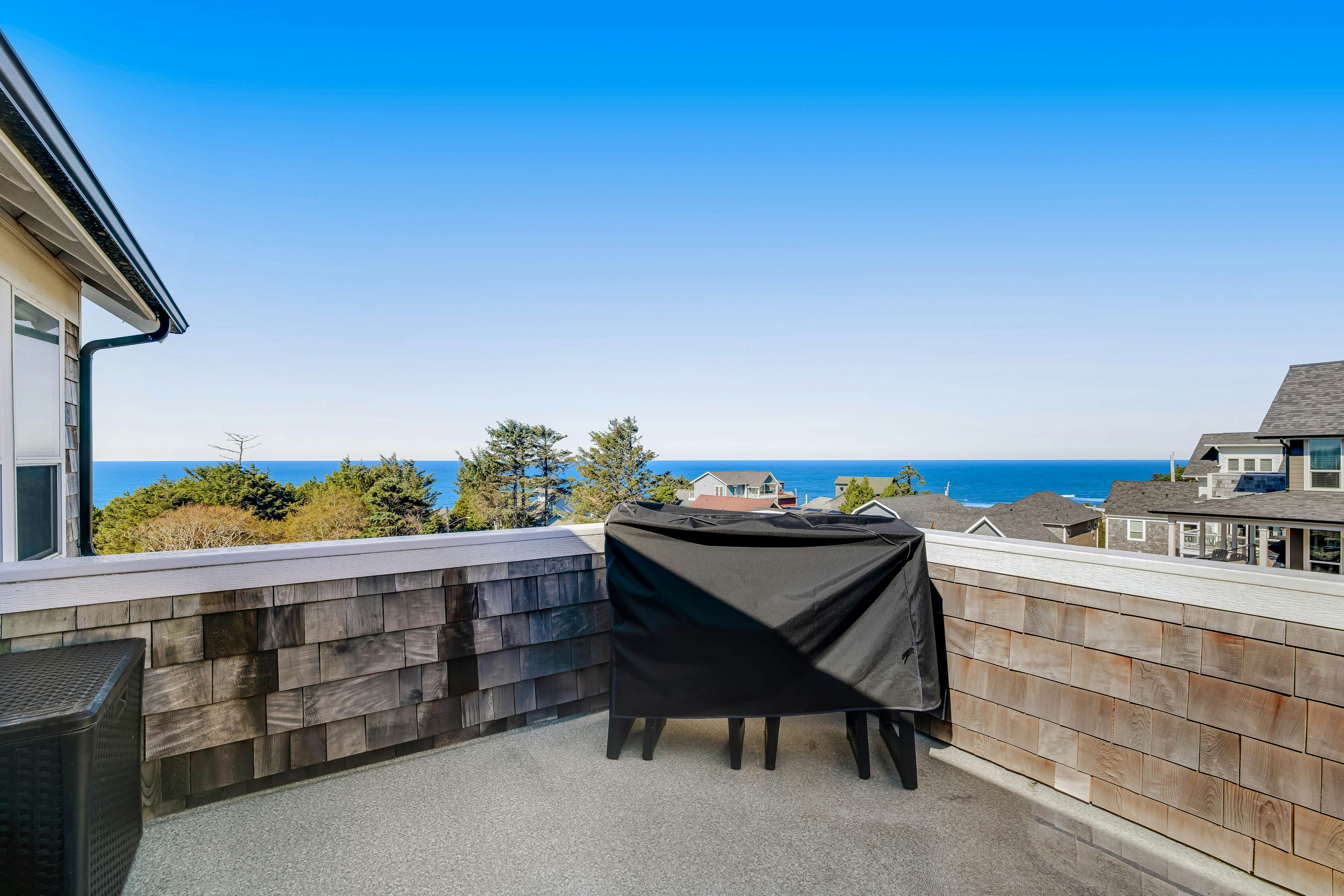 Gorgeous Ocean View Home w/ Private Hot Tub, Fast WiFi, Gas Fireplaces, and W/D