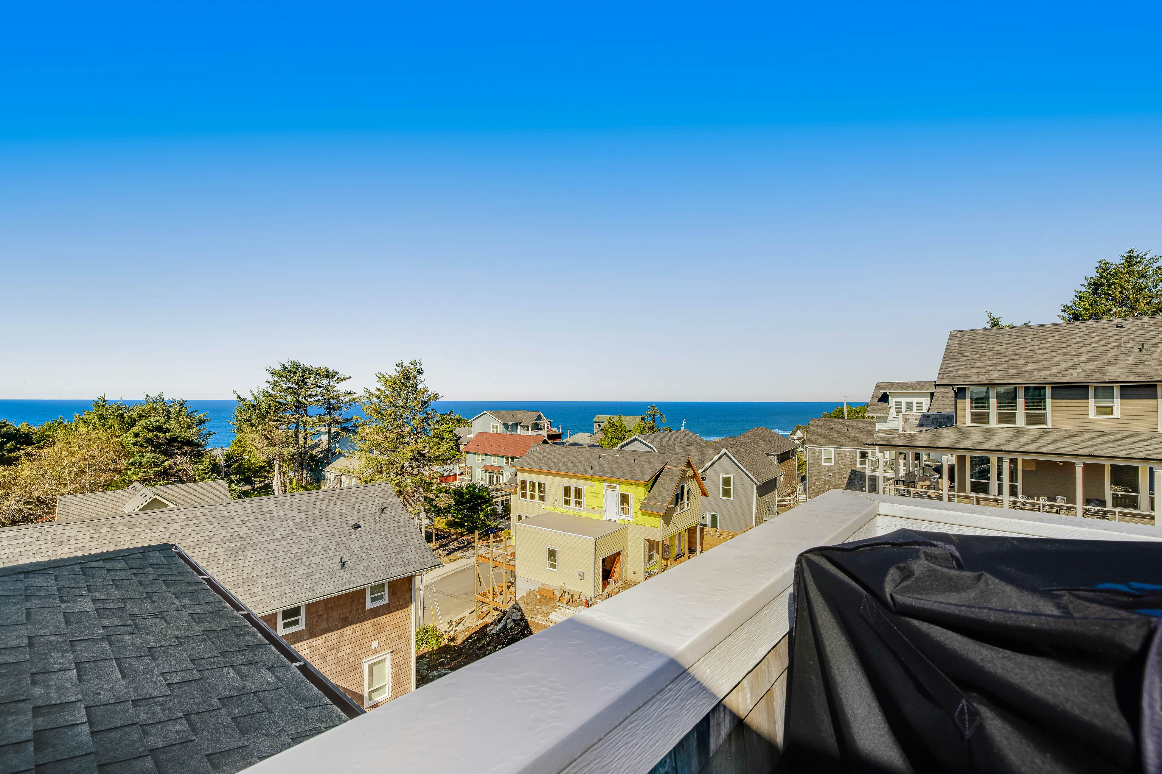 Gorgeous Ocean View Home w/ Private Hot Tub, Fast WiFi, Gas Fireplaces, and W/D