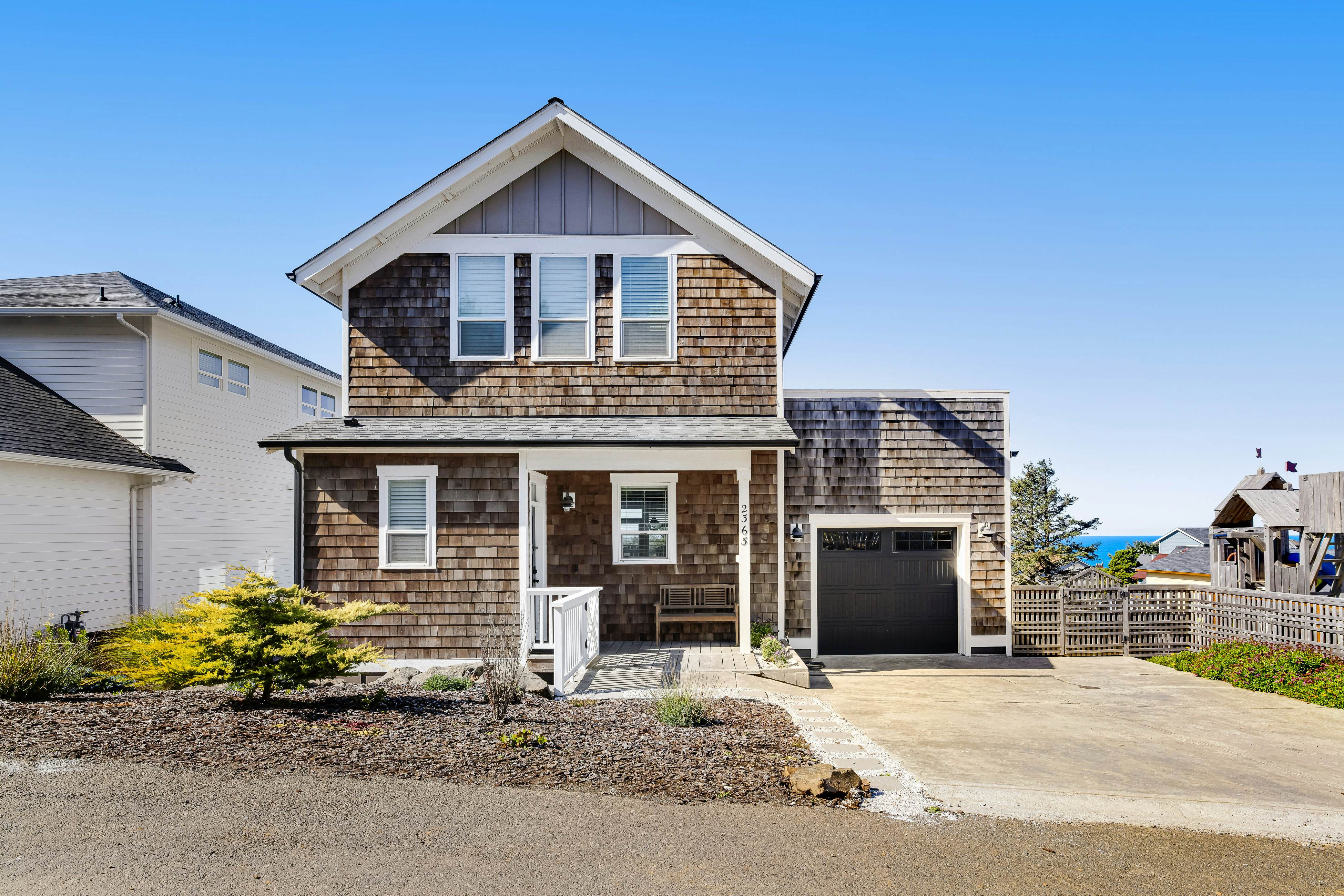 Gorgeous Ocean View Home w/ Private Hot Tub, Fast WiFi, Gas Fireplaces, and W/D