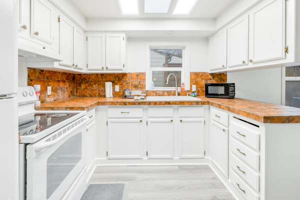 Ocean view home with pool table and fast WiFi steps to beach shops and eateries