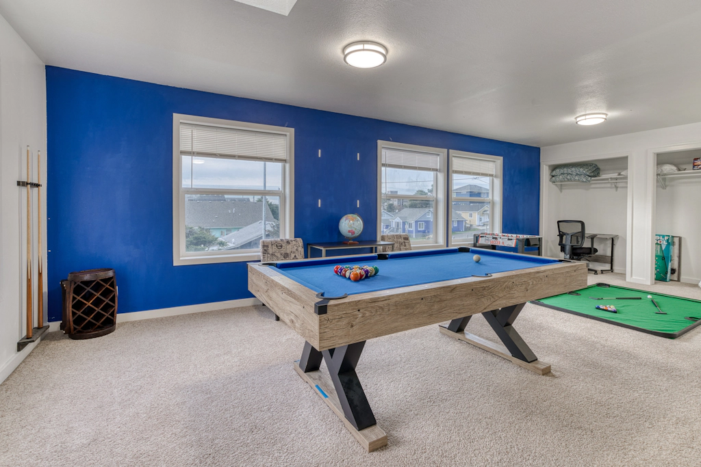 Ocean view home with pool table and fast WiFi steps to beach shops and eateries