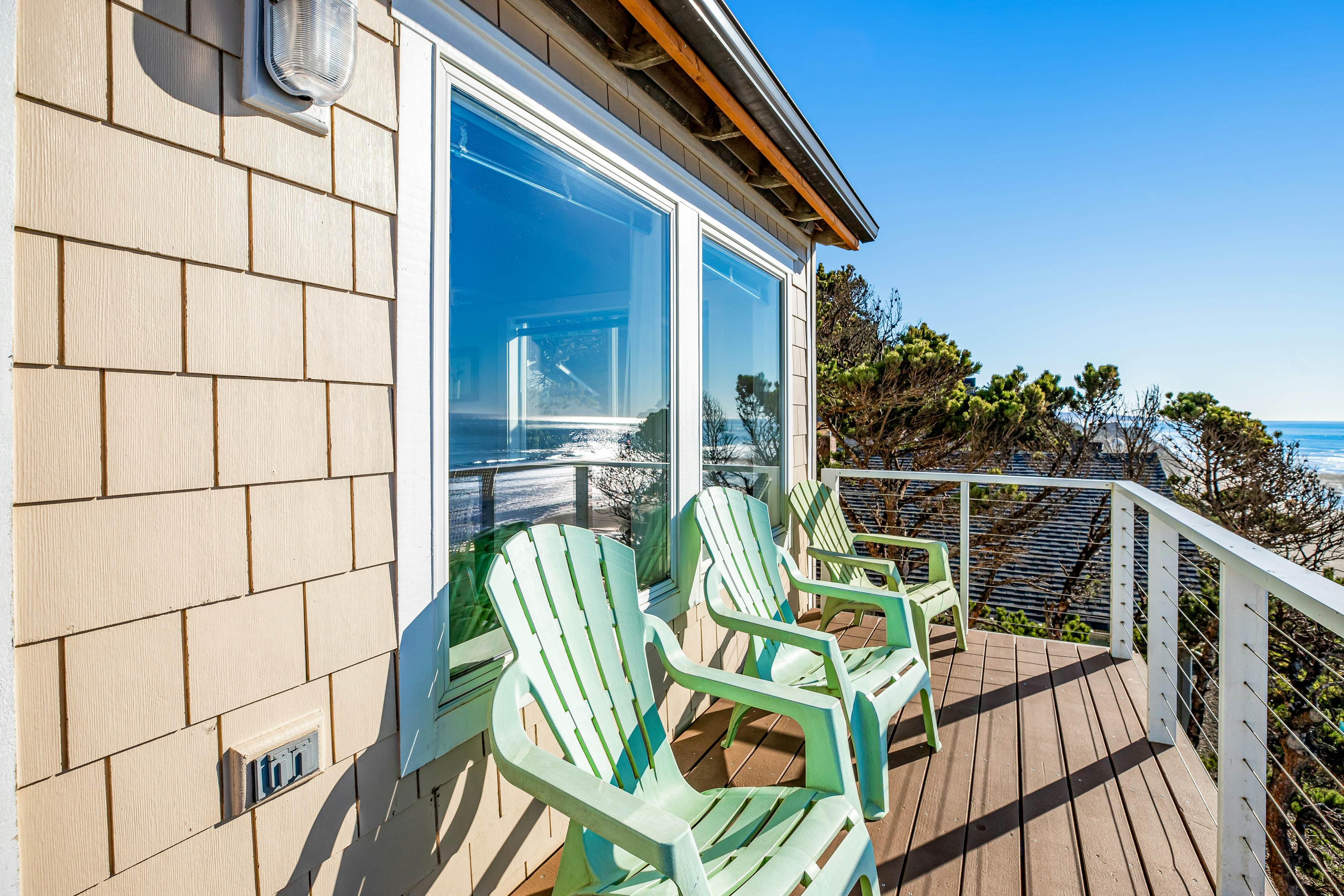 Dog-friendly oceanfront home with views, fireplace, hot tub & washer/dryer