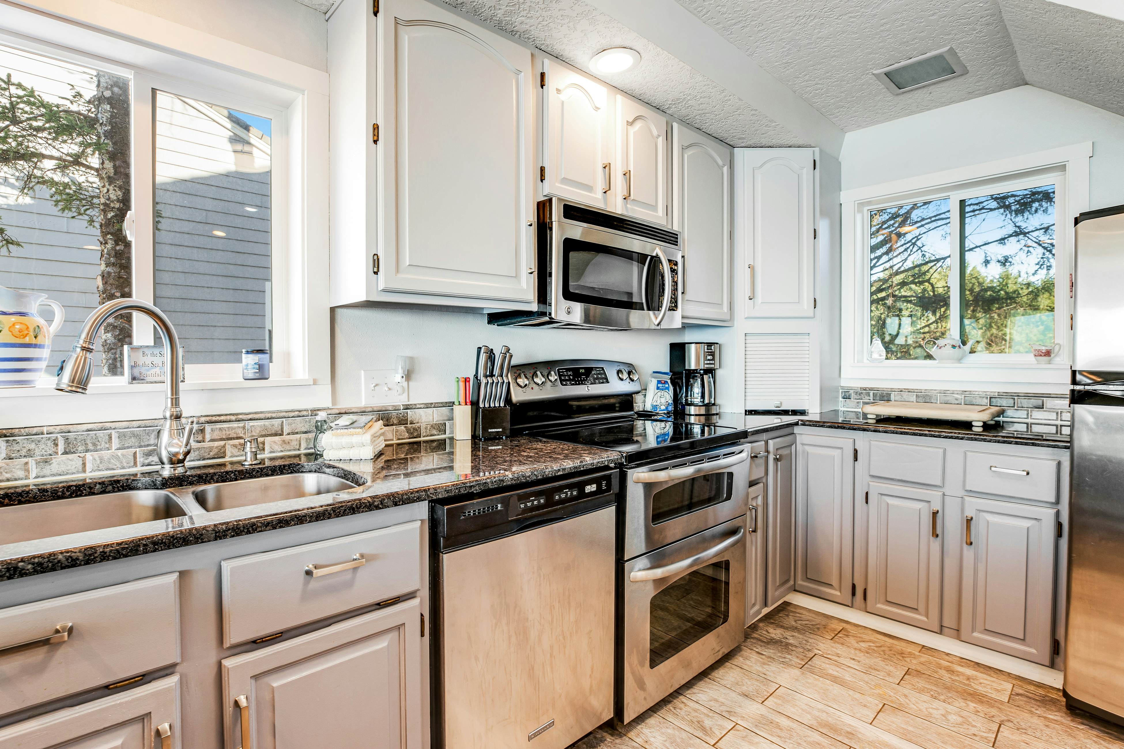 Dog-friendly oceanfront home with views, fireplace, hot tub & washer/dryer