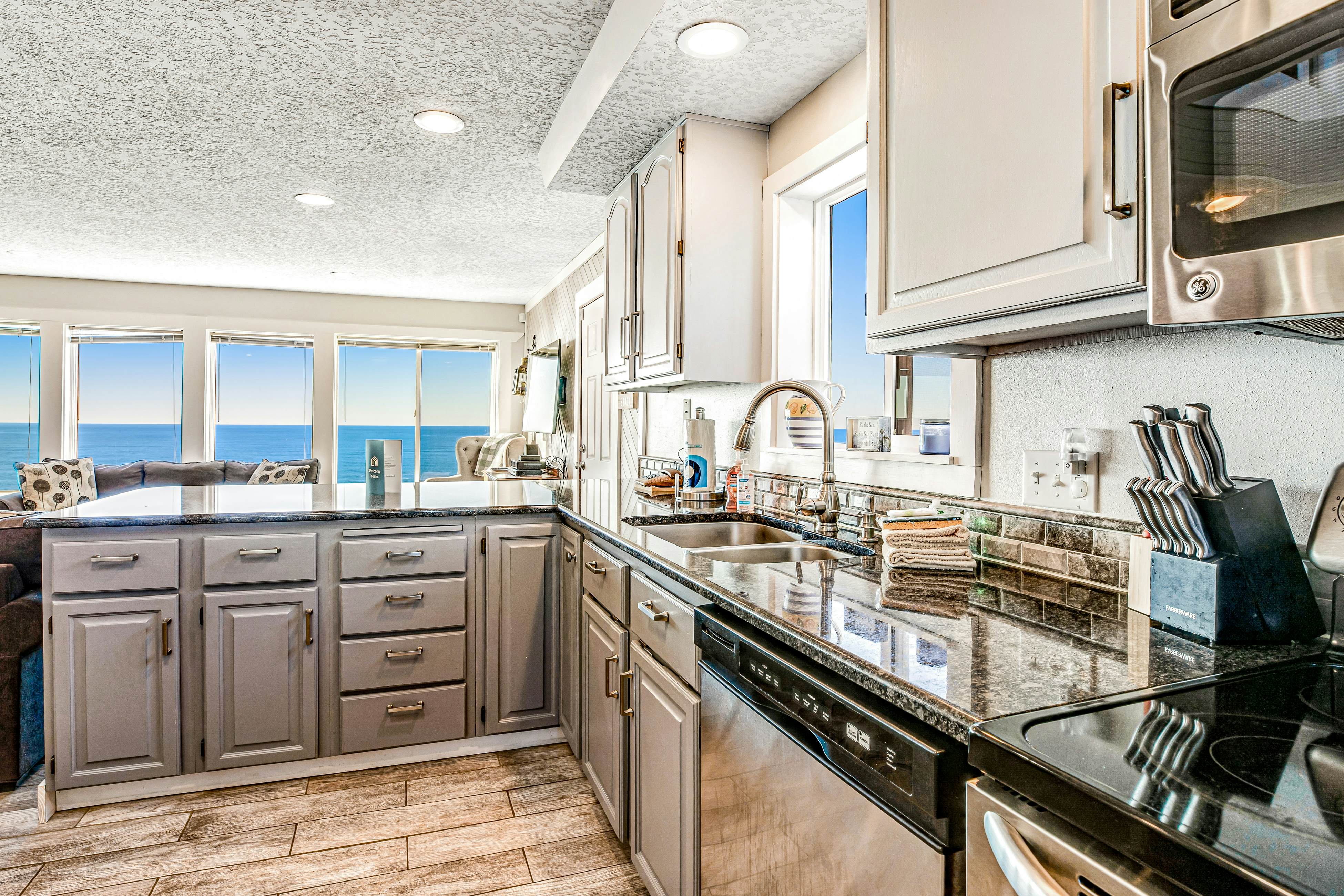 Dog-friendly oceanfront home with views, fireplace, hot tub & washer/dryer