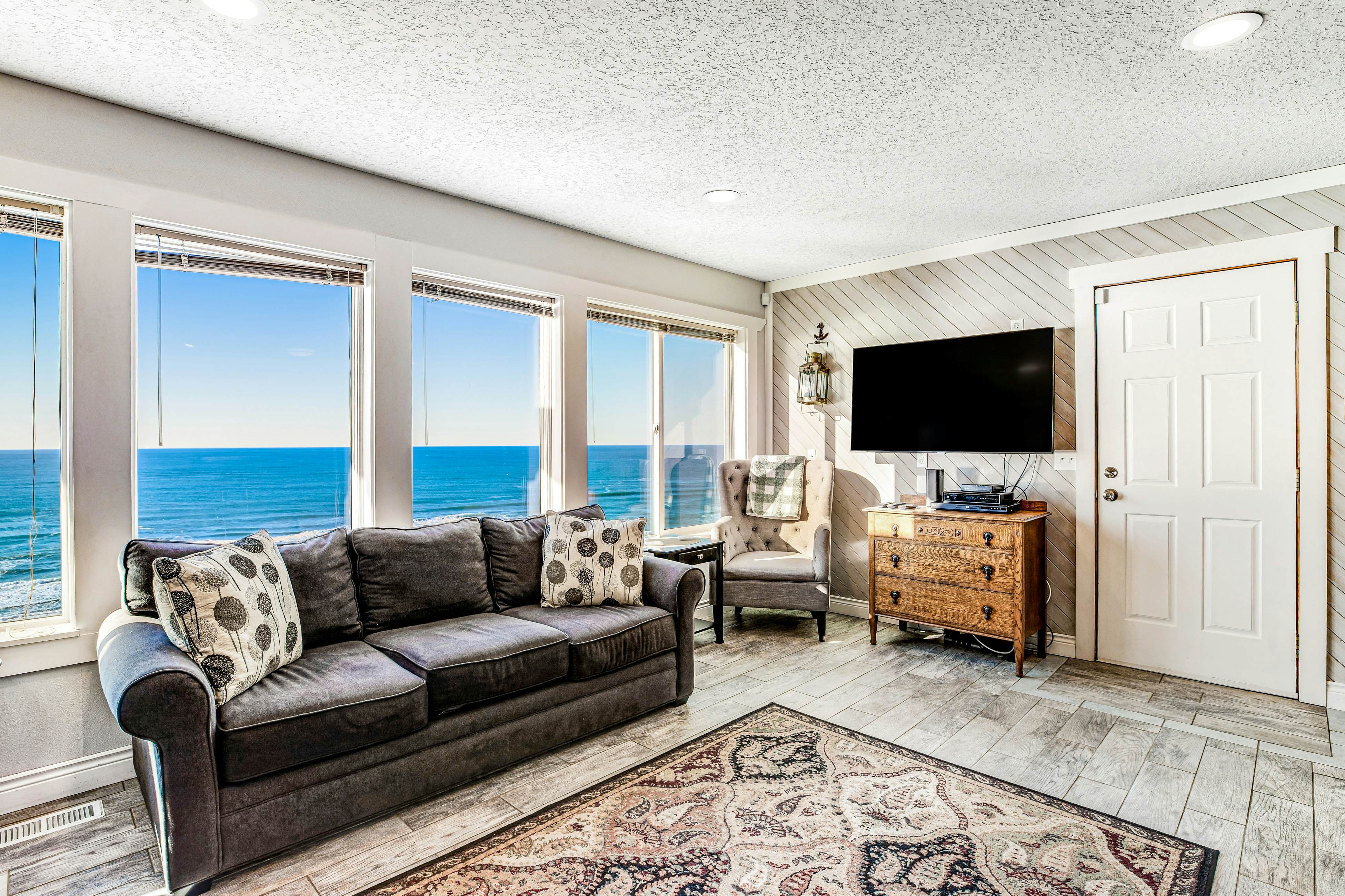 Dog-friendly oceanfront home with views, fireplace, hot tub & washer/dryer