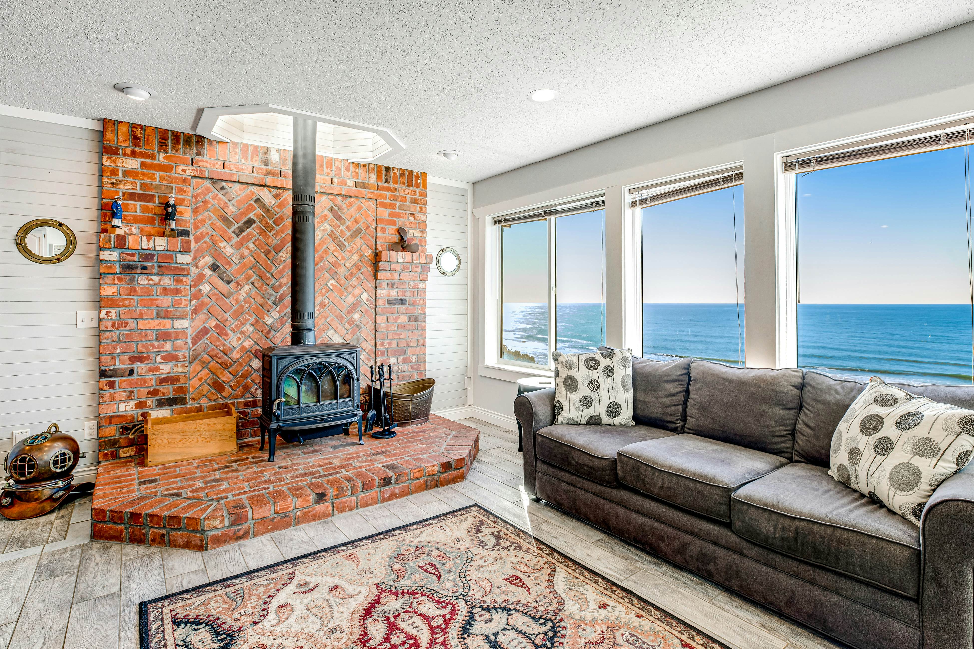 Dog-friendly oceanfront home with views, fireplace, hot tub & washer/dryer
