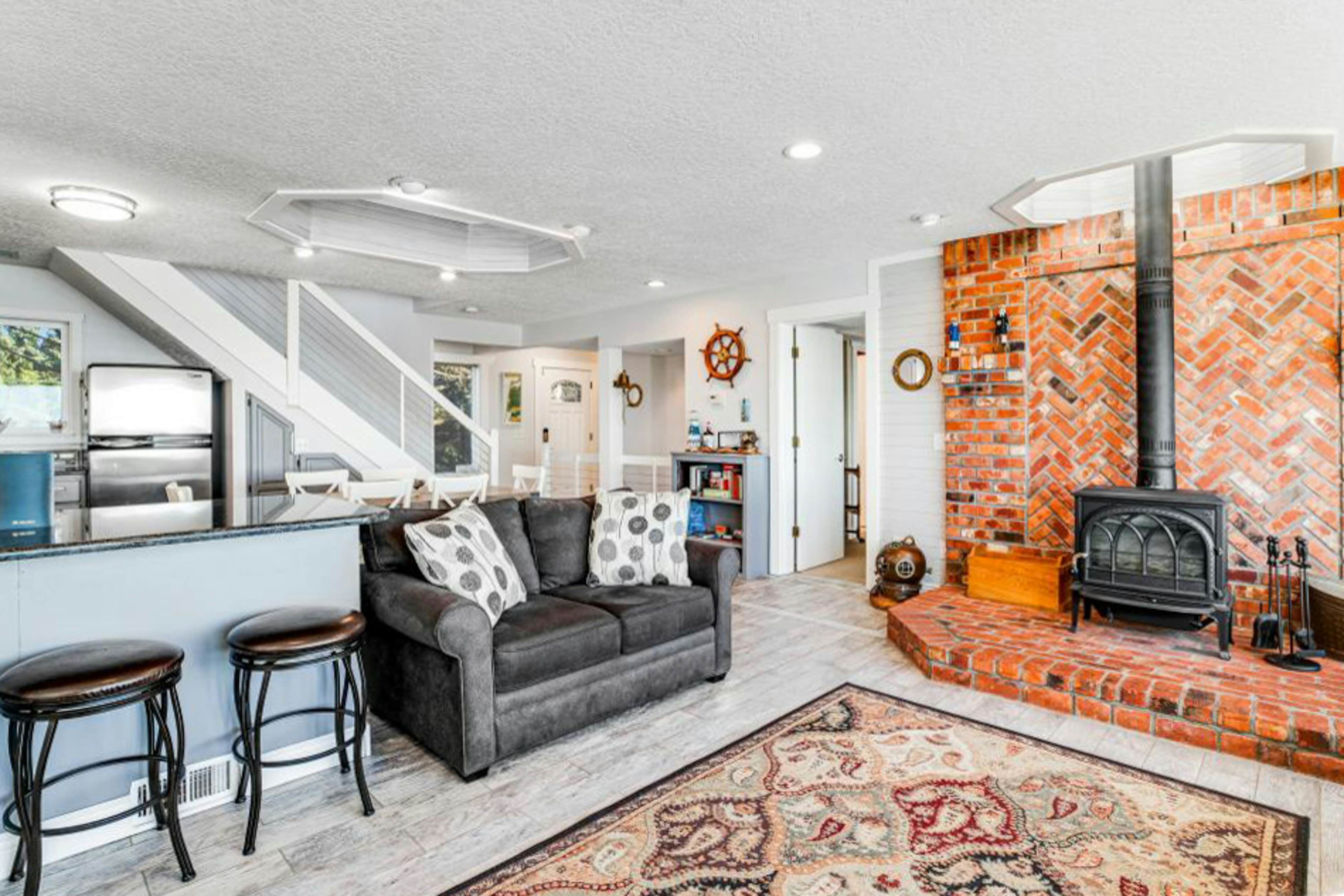 Dog-friendly oceanfront home with views, fireplace, hot tub & washer/dryer