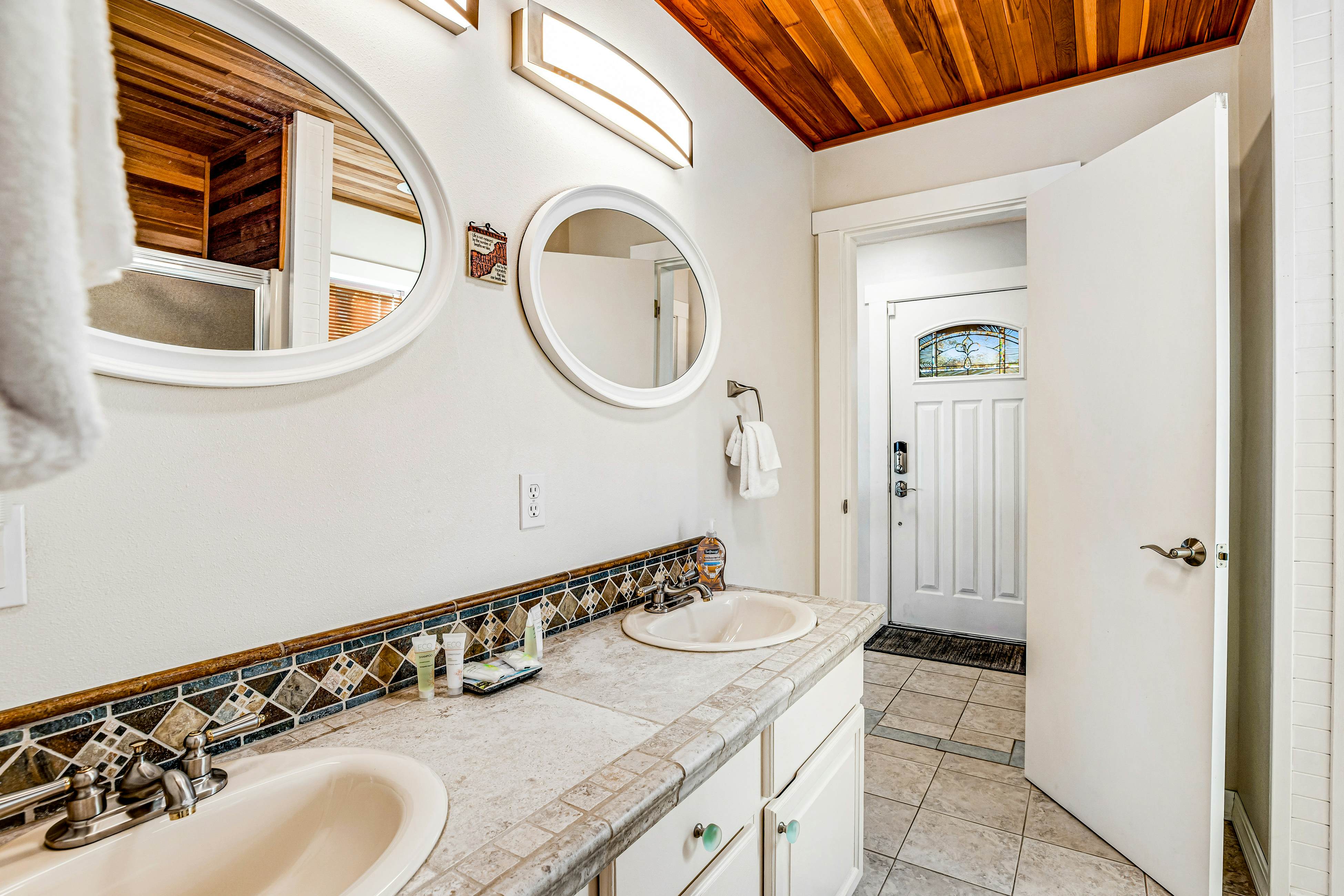 Dog-friendly oceanfront home with views, fireplace, hot tub & washer/dryer