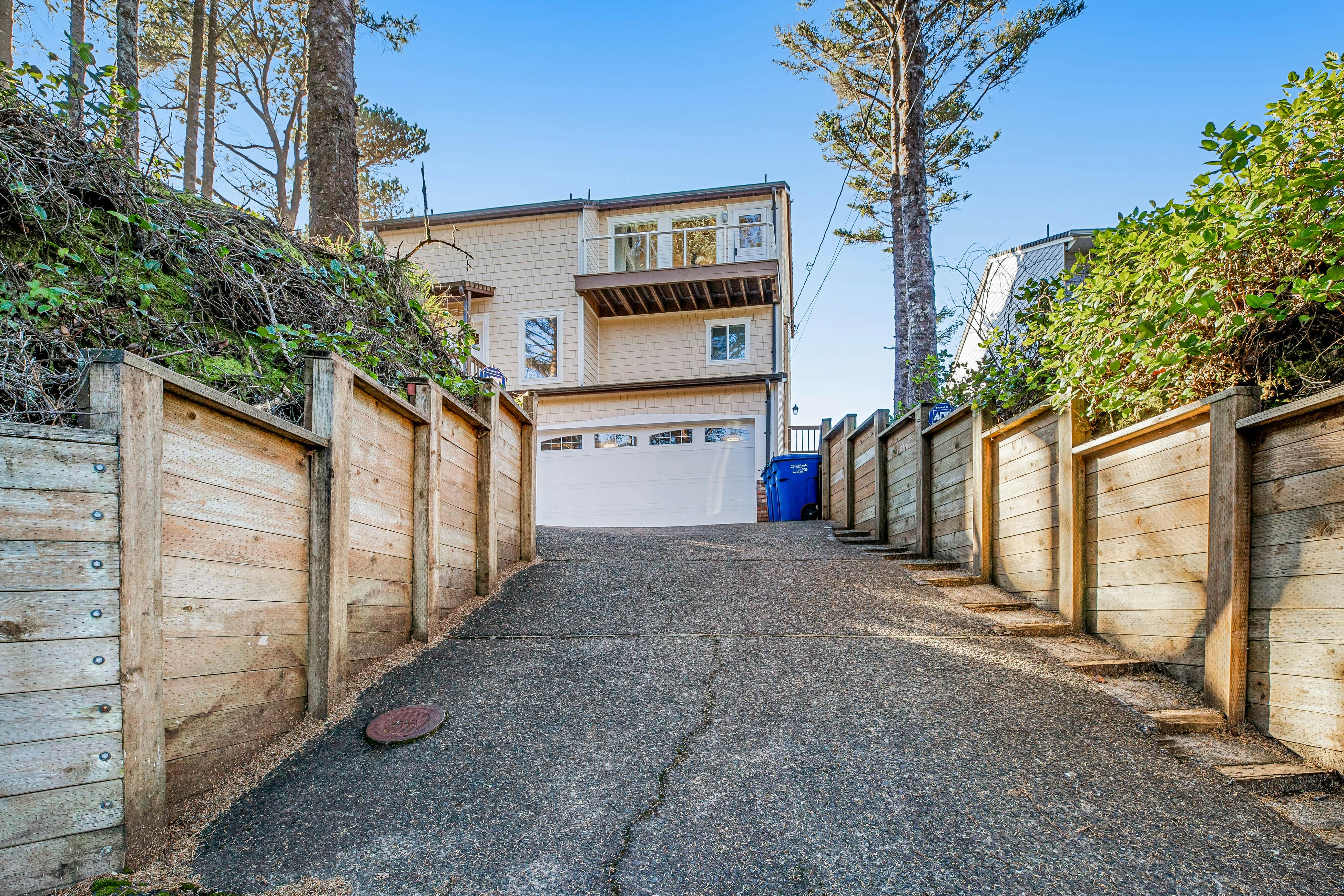 Dog-friendly oceanfront home with views, fireplace, hot tub & washer/dryer