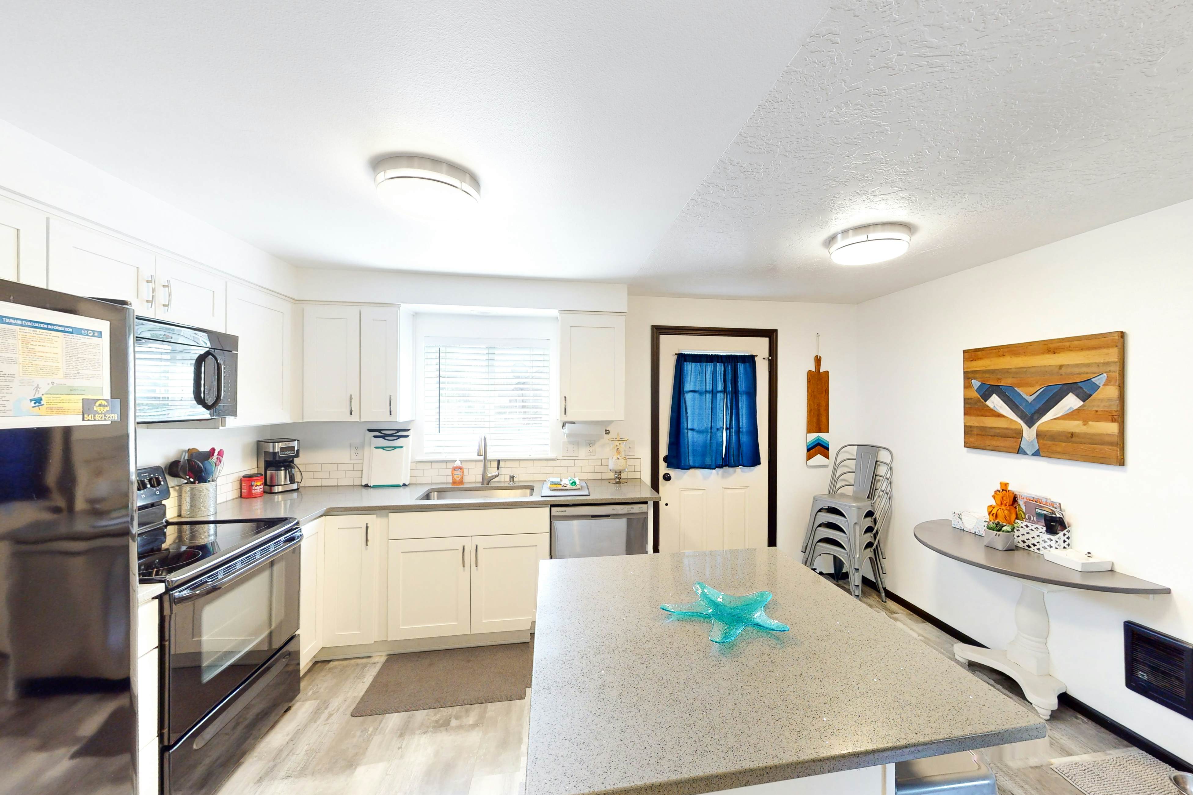 Dog friendly home with a patio near Siletz Bay walk to the beach and parks