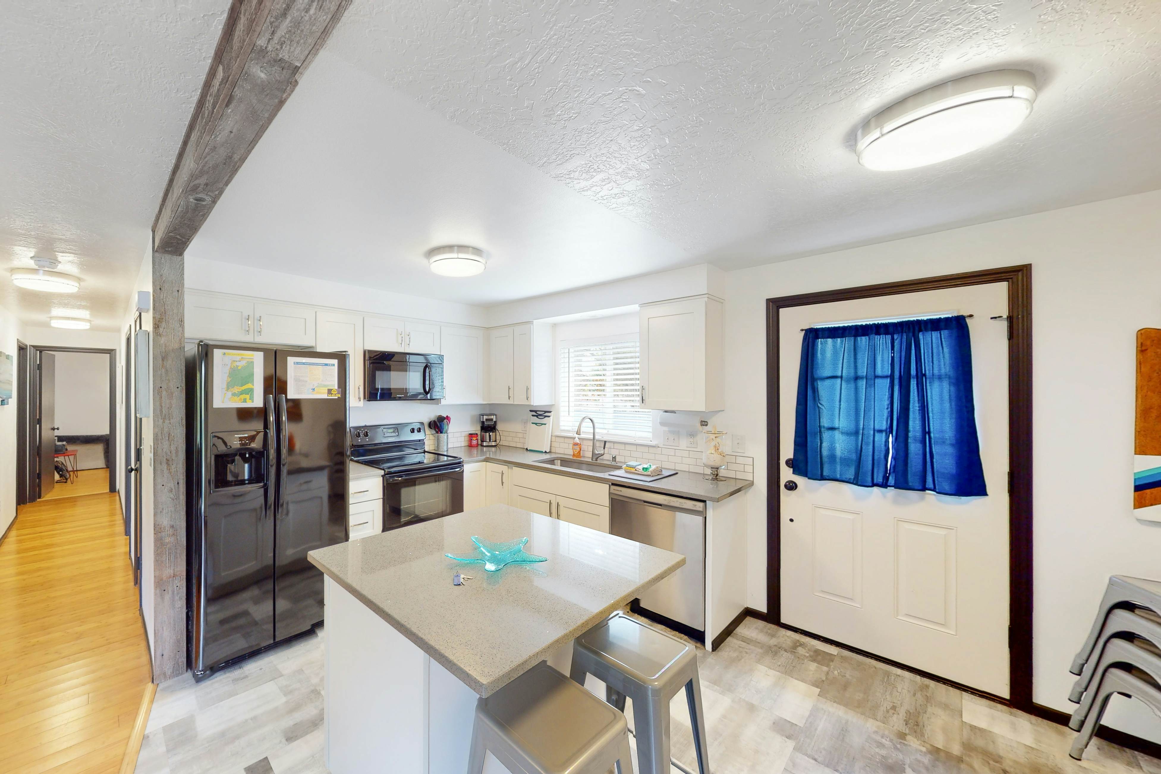 Dog friendly home with a patio near Siletz Bay walk to the beach and parks