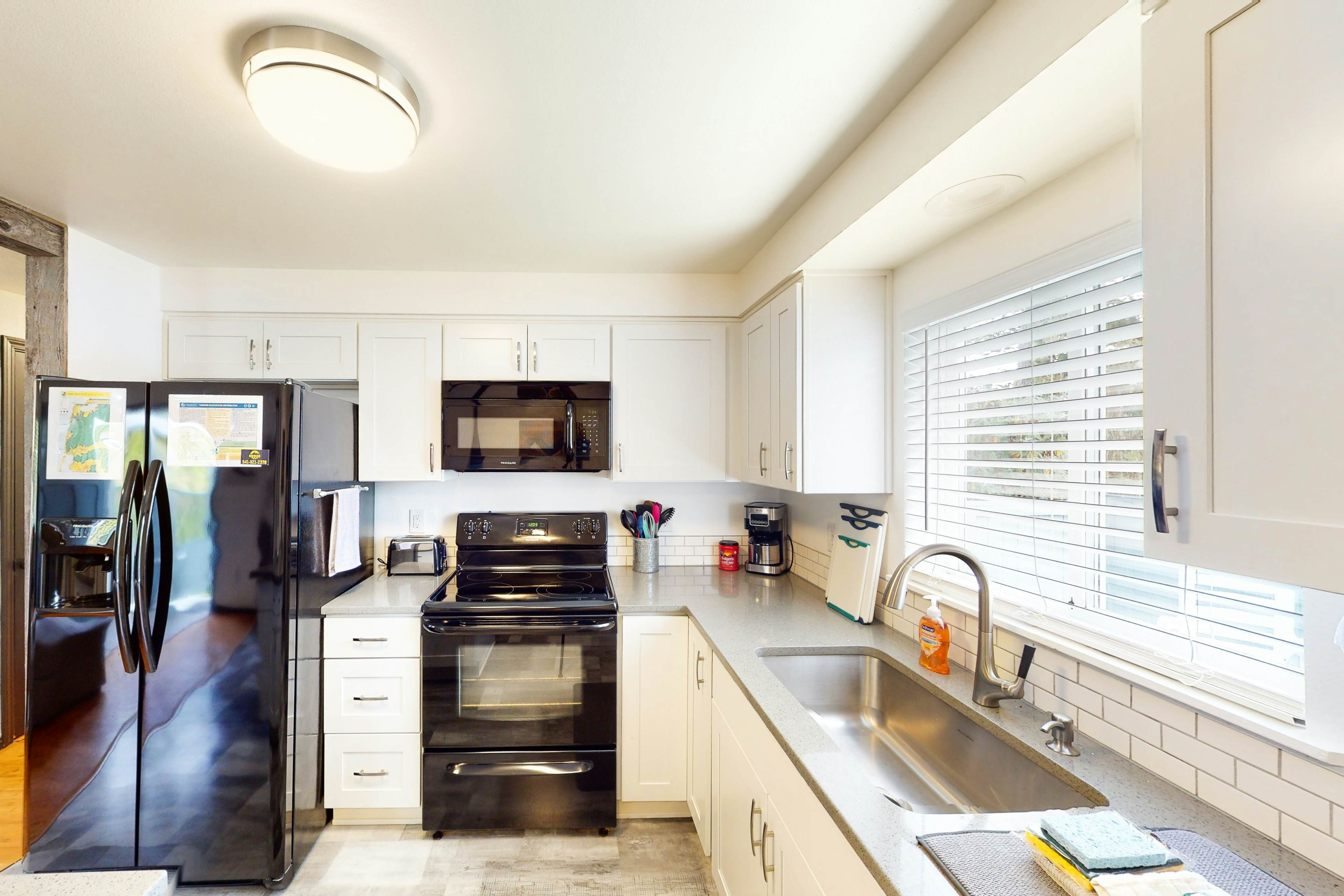 Dog friendly home with a patio near Siletz Bay walk to the beach and parks