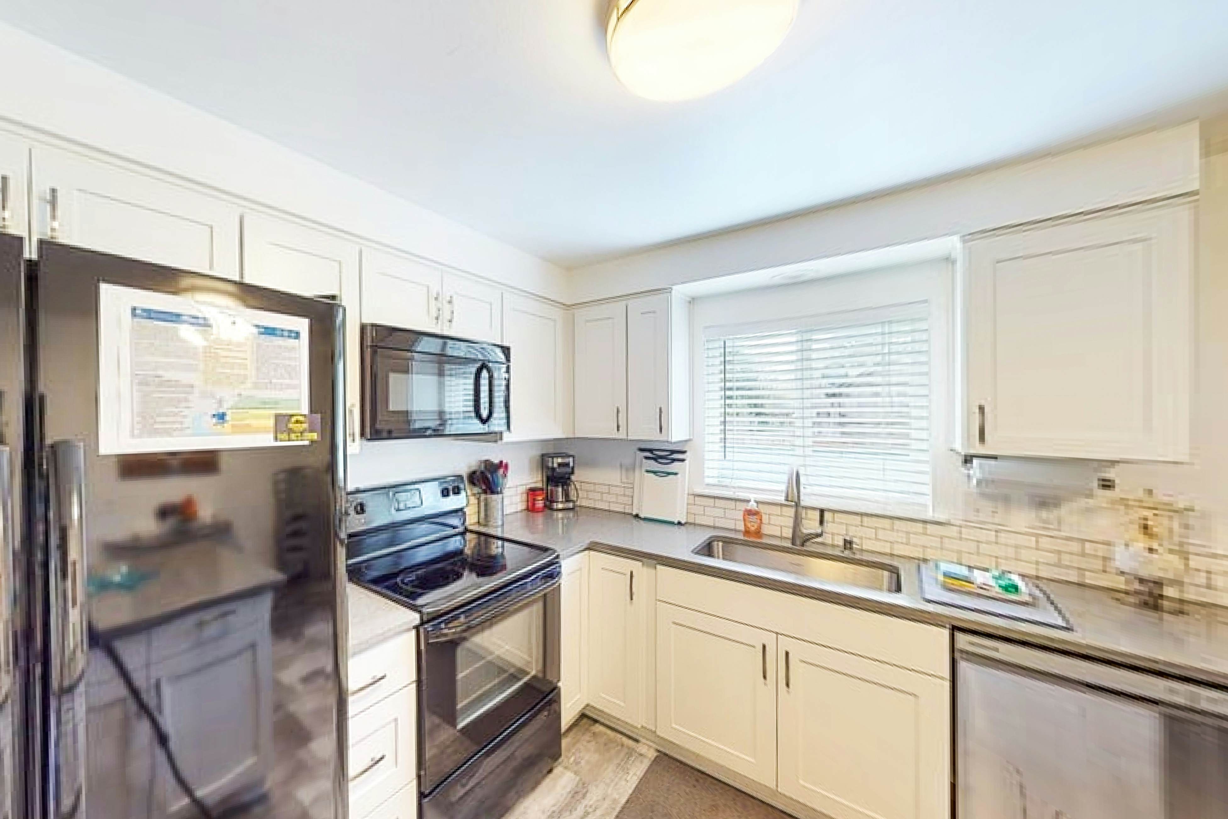 Dog friendly home with a patio near Siletz Bay walk to the beach and parks