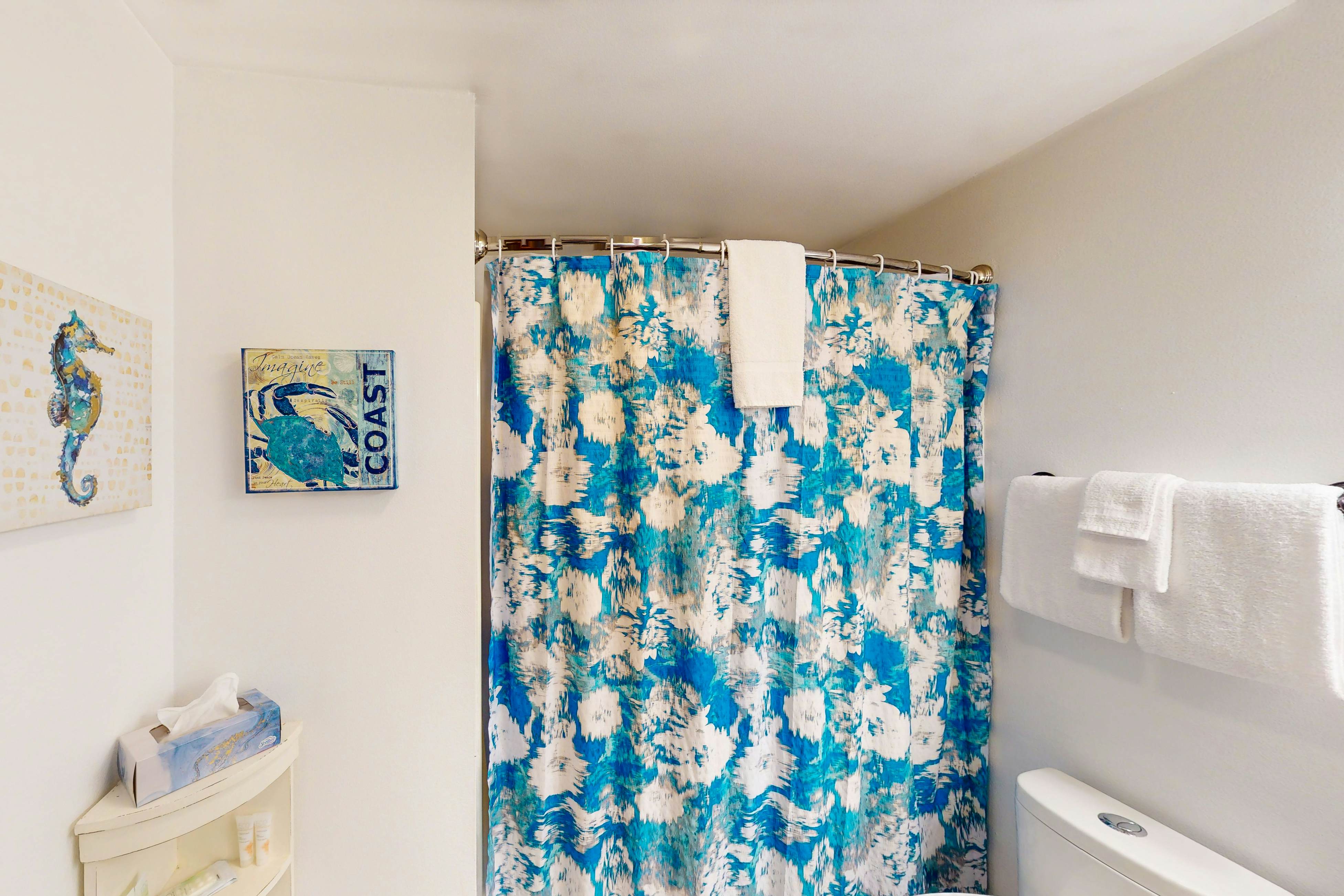 Dog friendly home with a patio near Siletz Bay walk to the beach and parks