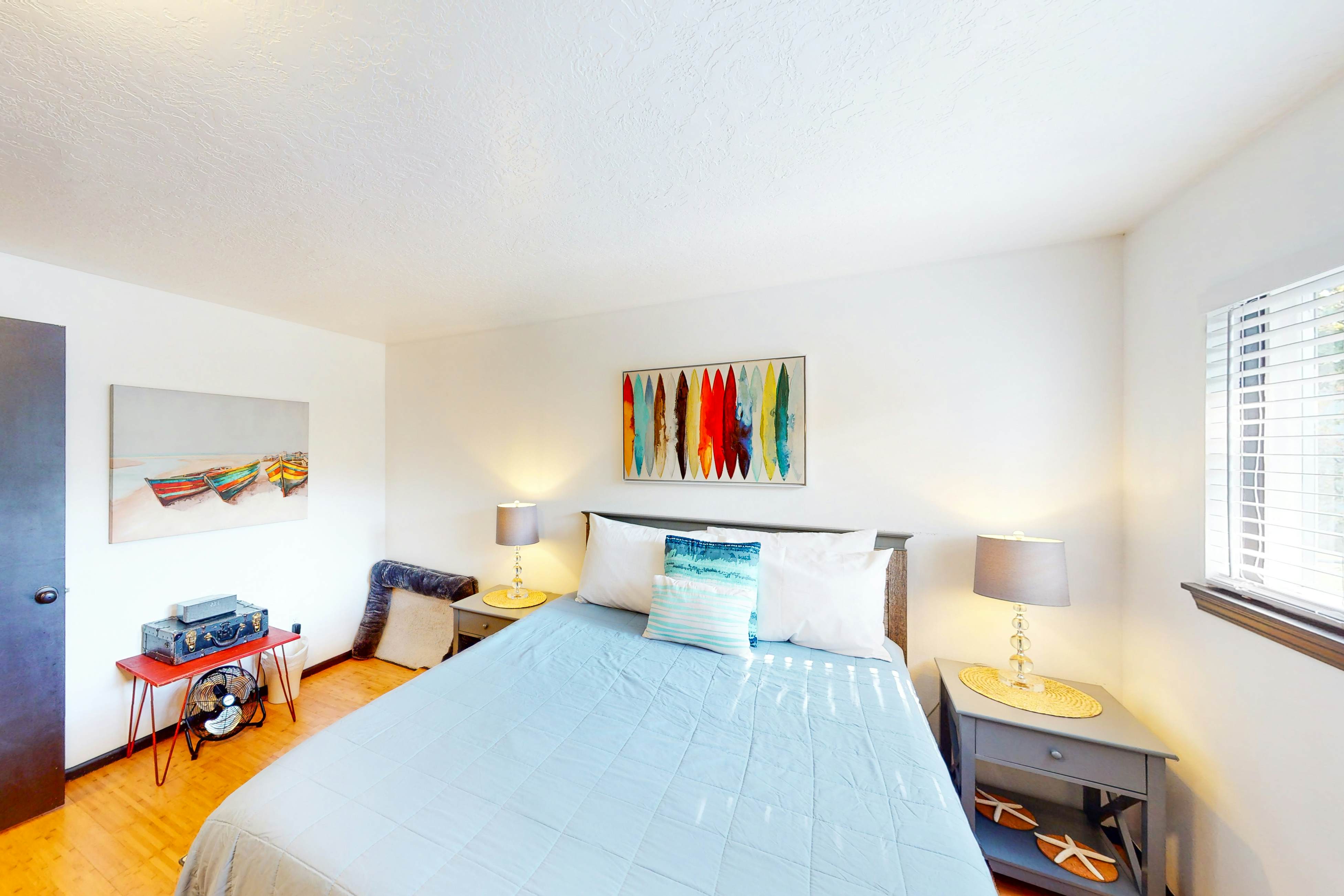 Dog friendly home with a patio near Siletz Bay walk to the beach and parks