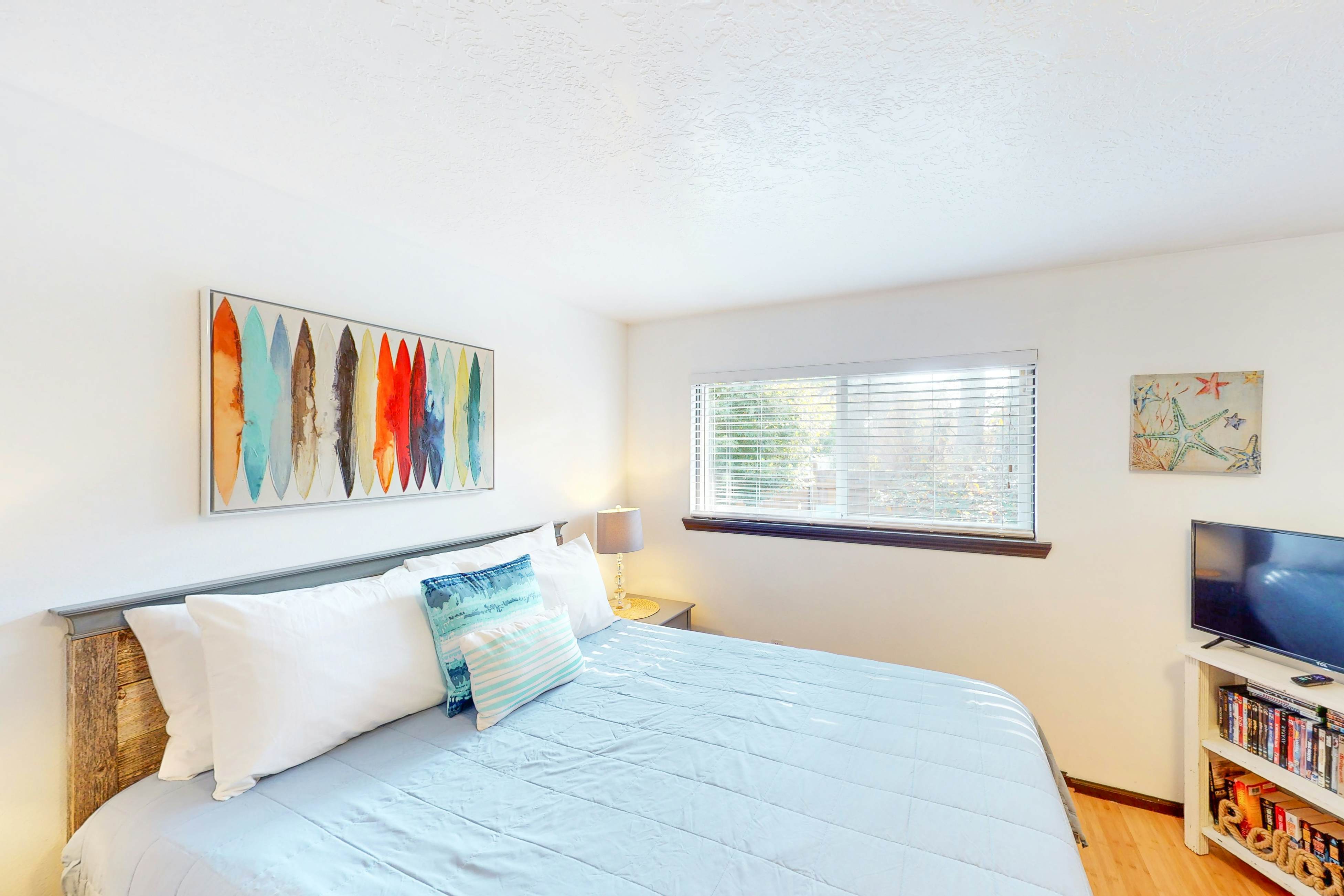 Dog friendly home with a patio near Siletz Bay walk to the beach and parks