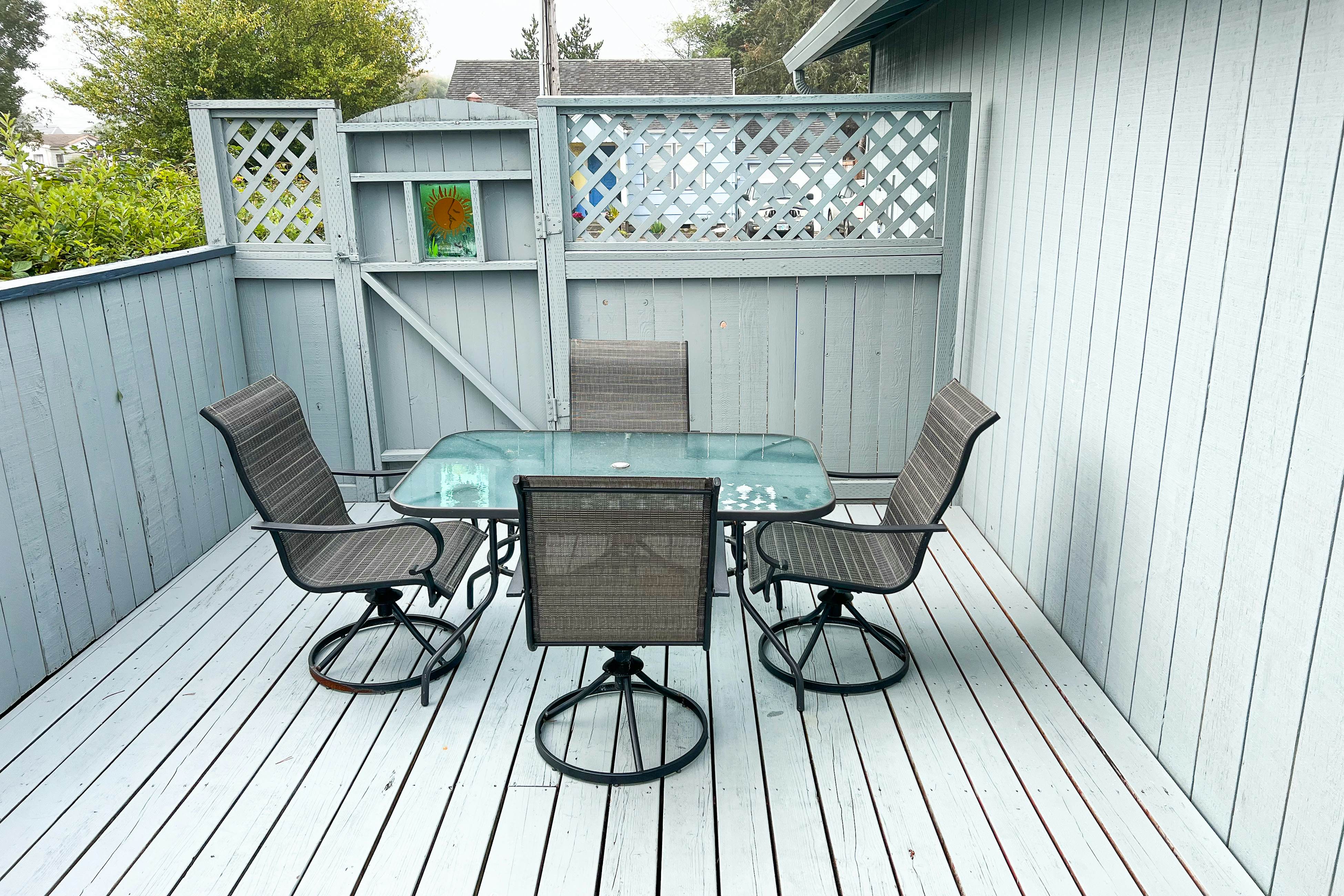 Dog friendly home with a patio near Siletz Bay walk to the beach and parks