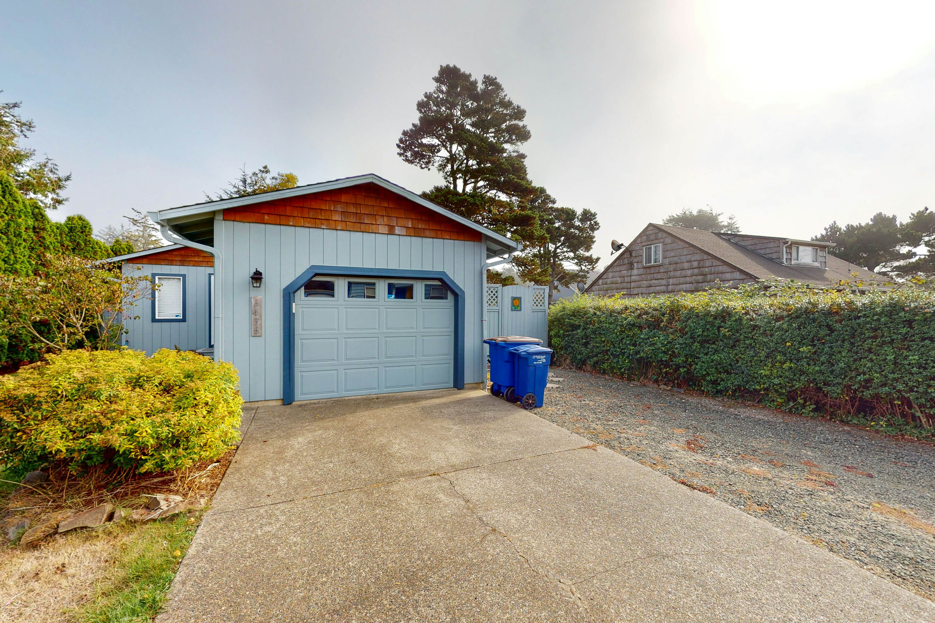 Dog friendly home with a patio near Siletz Bay walk to the beach and parks