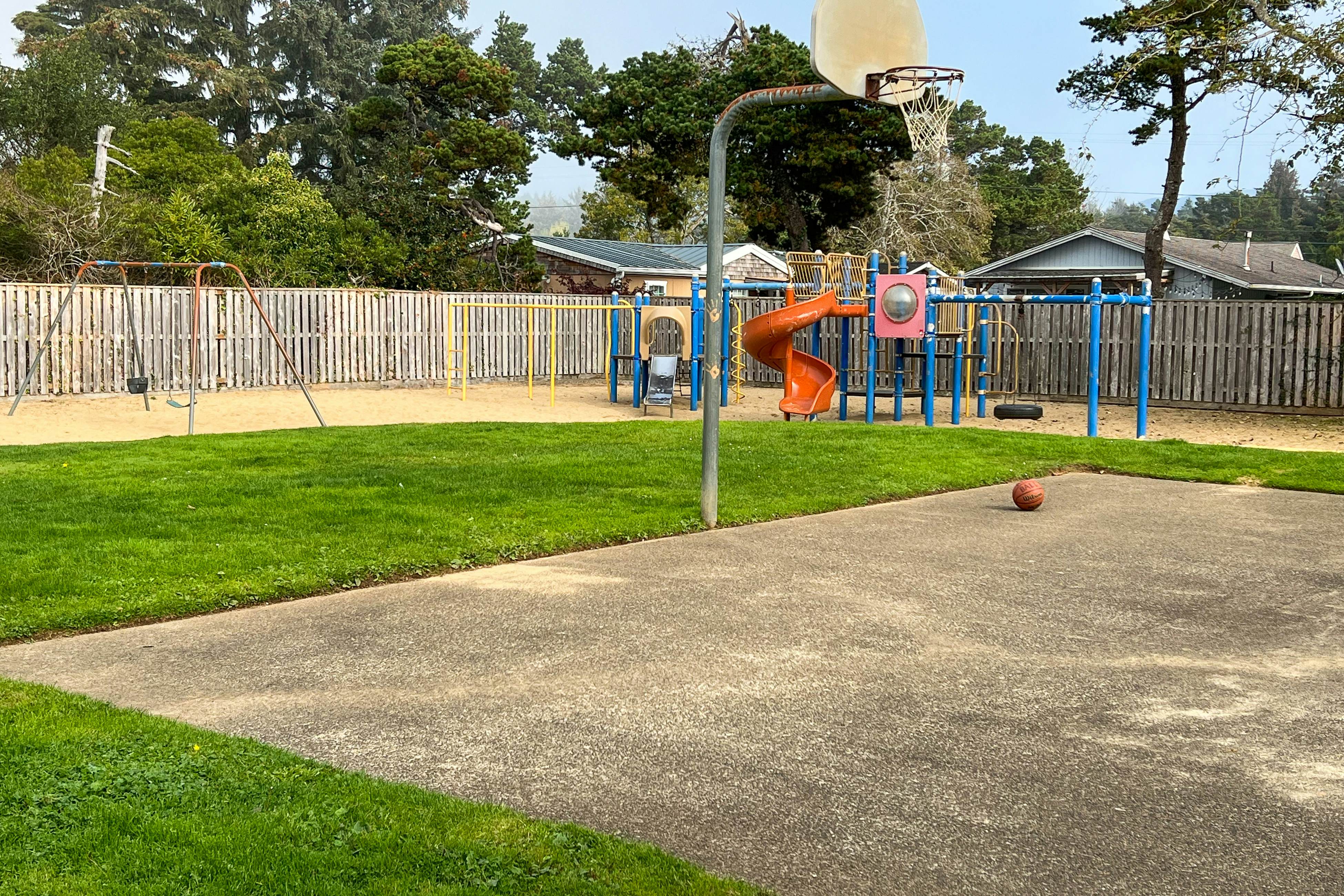 Dog friendly home with a patio near Siletz Bay walk to the beach and parks