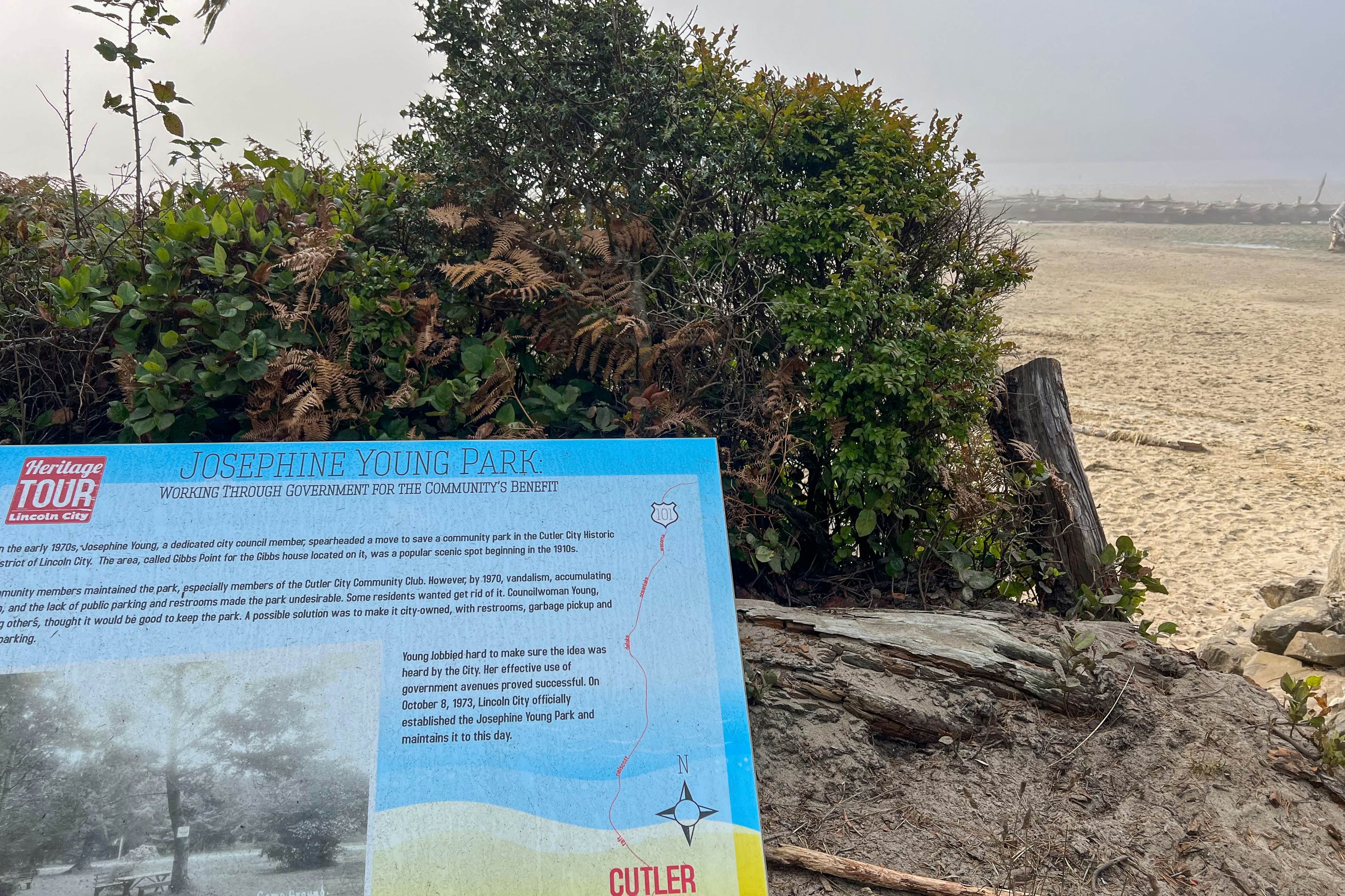 Dog friendly home with a patio near Siletz Bay walk to the beach and parks