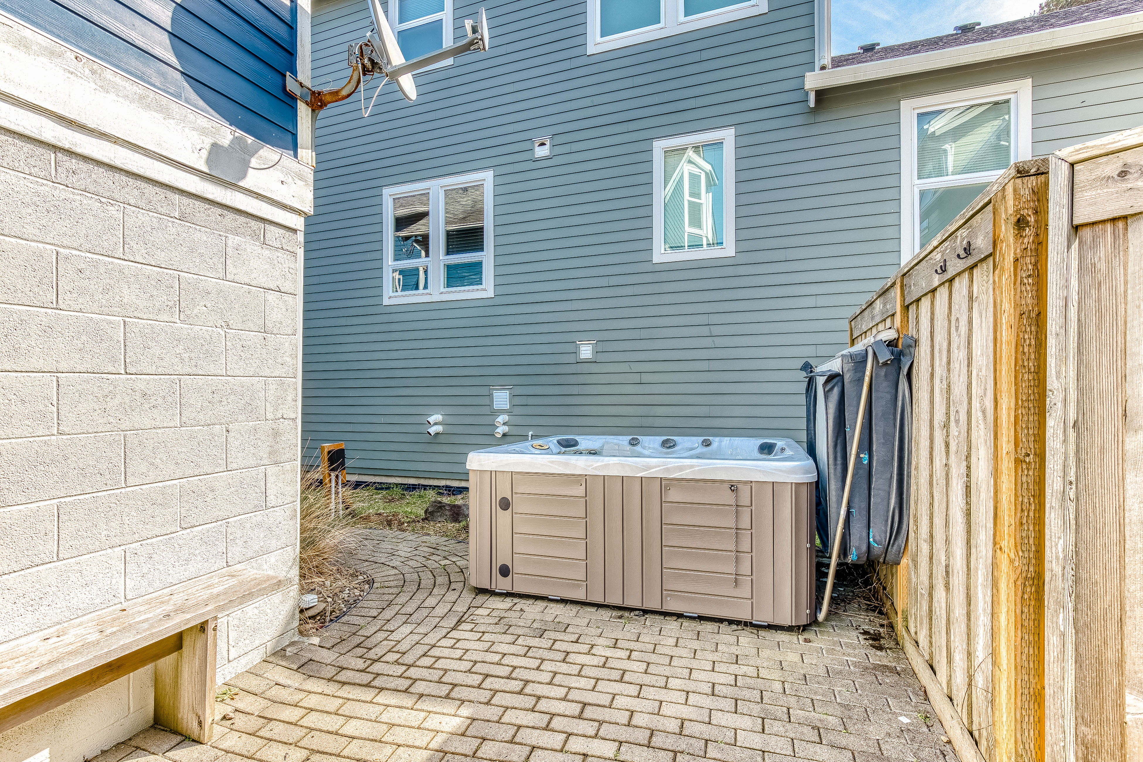 Ocean view home 1 block from the beach with hot tub deck and fireplace